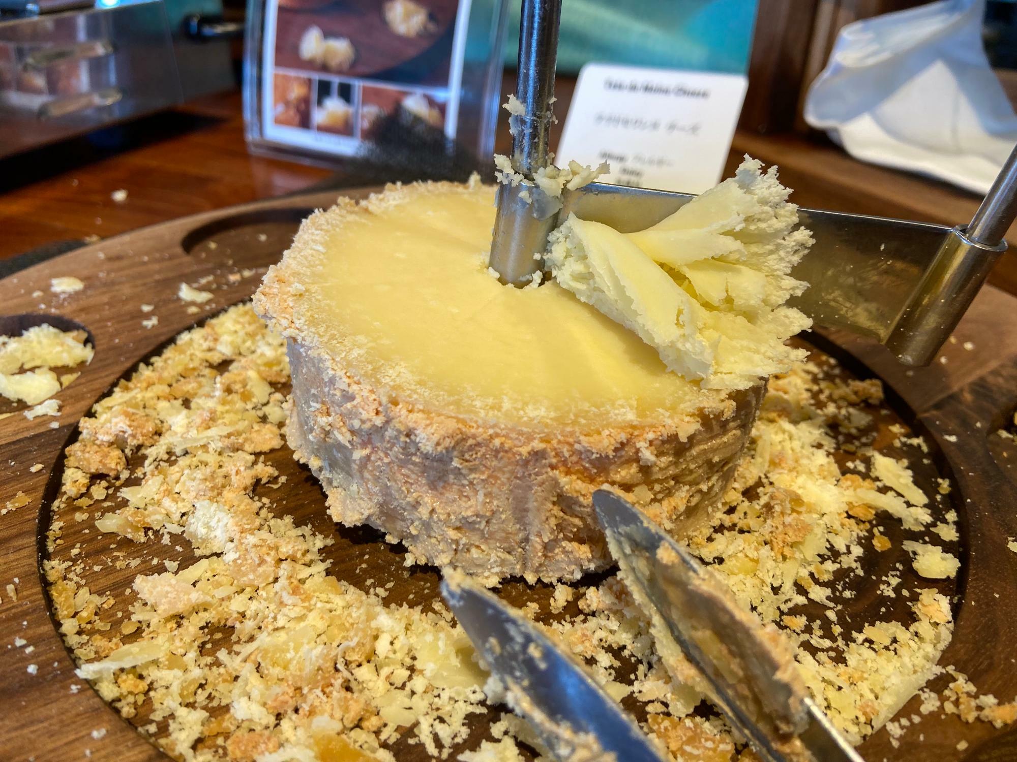 HIYORIオーシャンリゾートの朝食メニューより。削ったチーズにマヌカハニーをかけると朝から最高に贅沢気分が味わえます。