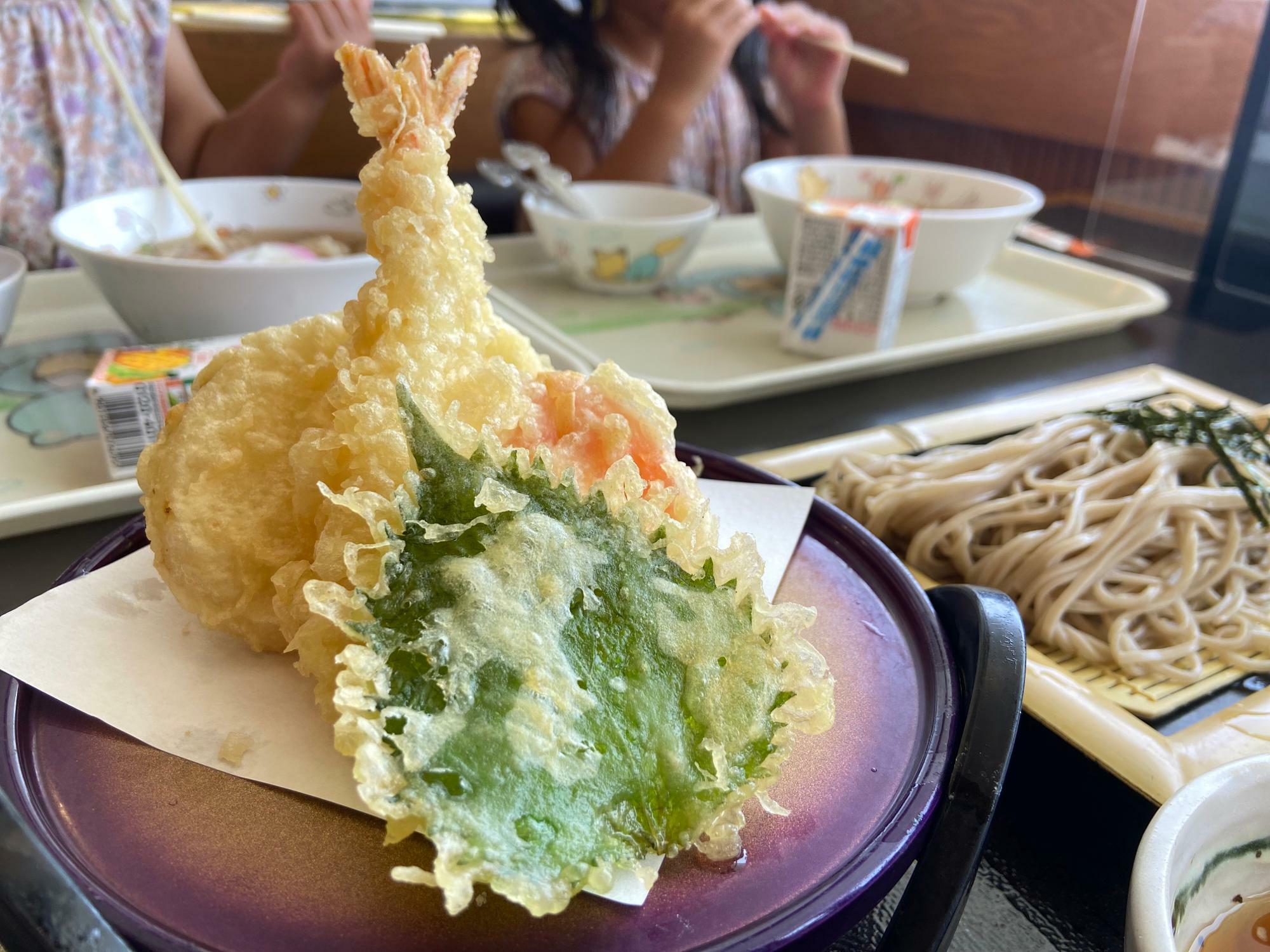 本土式のサクサク衣の天ぷら。噛んだ瞬間にサクッという音が響きます。