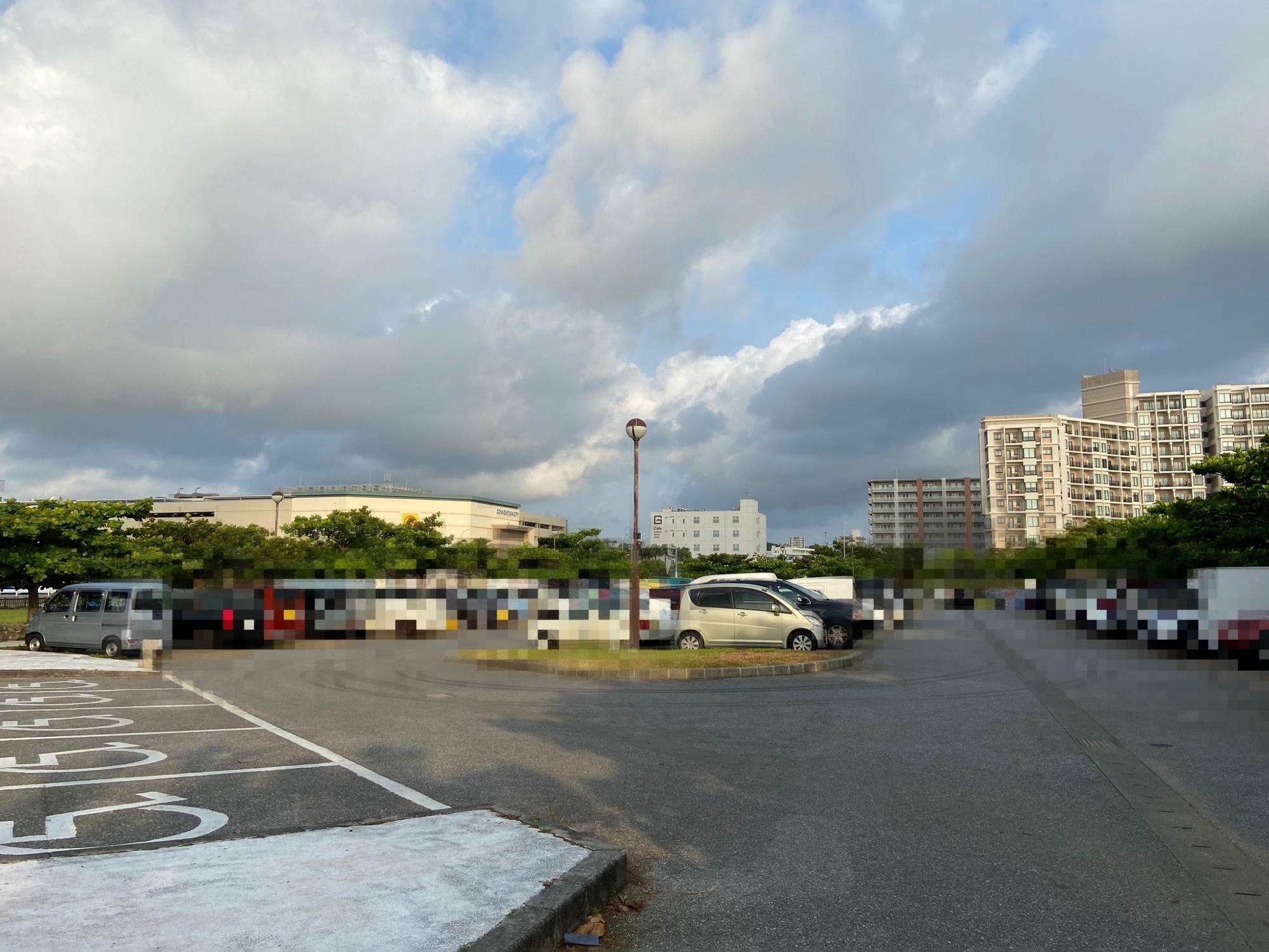 宜野湾港マリーナの駐車場が満車になる日が来るなんて。。いつもは閑散としている駐車場です。