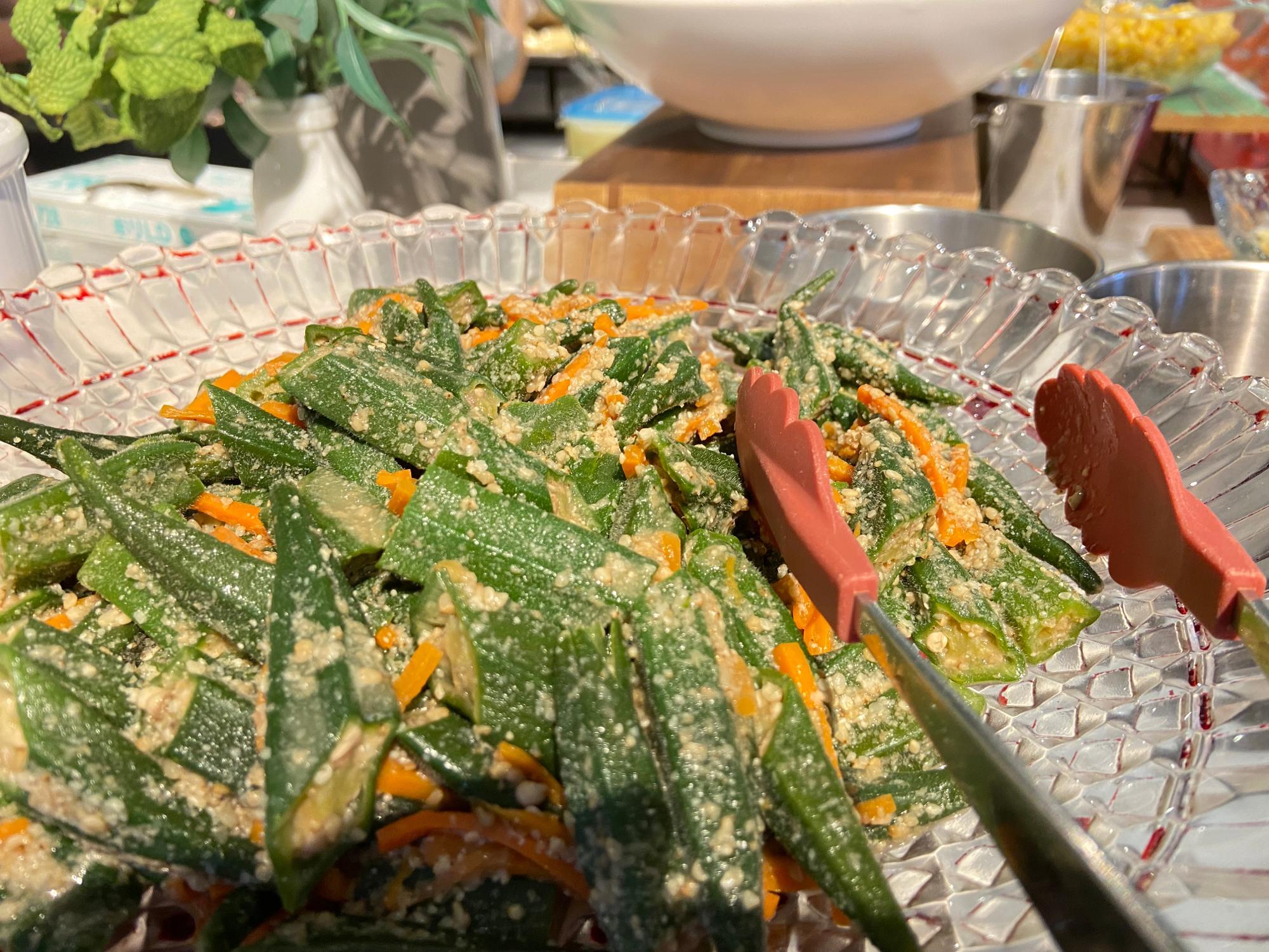 個人的にオクラの胡麻和えが一押しです！しっかり胡麻の風味がしてお箸が進みます。