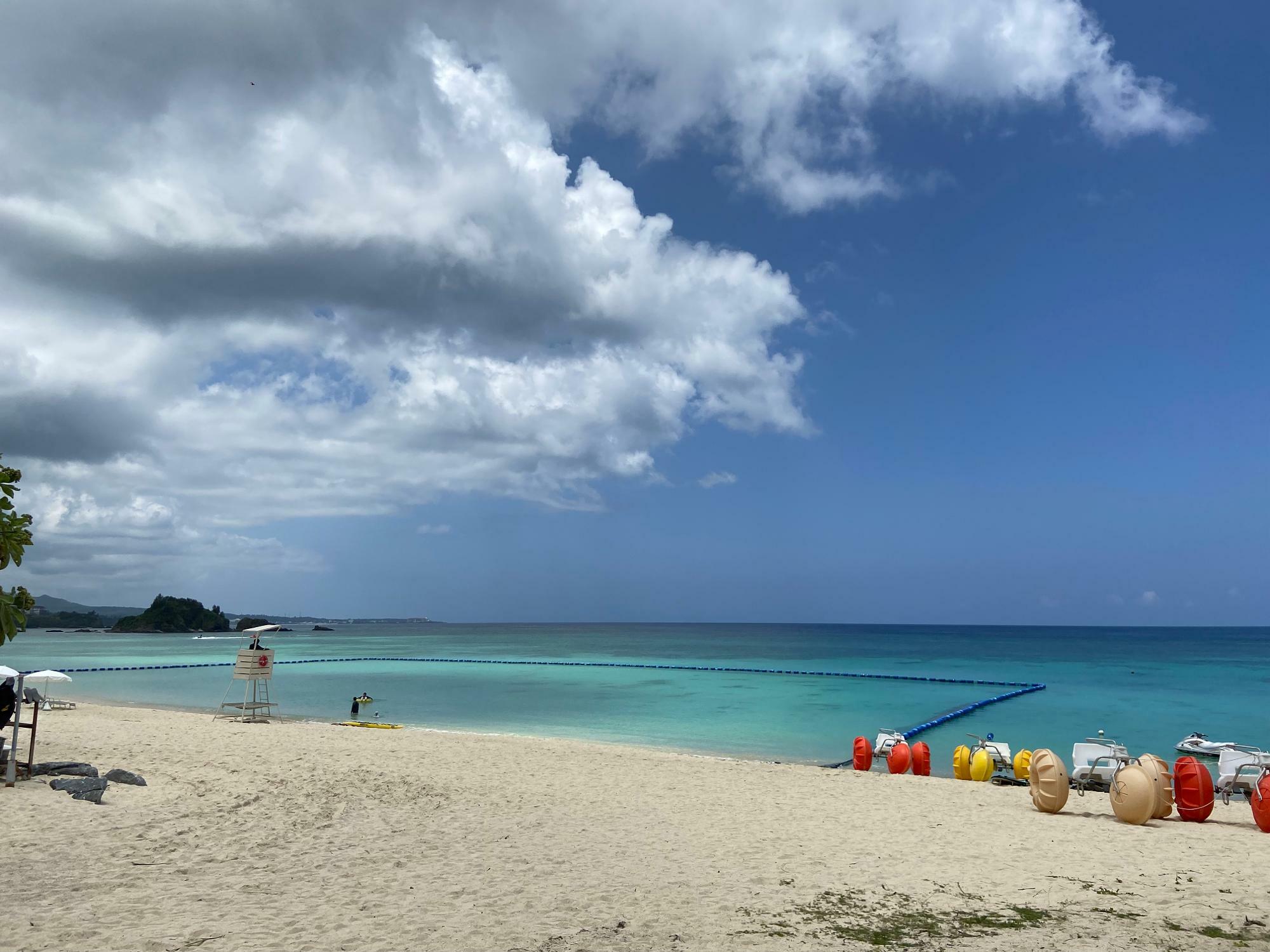 晴れた日の沖縄の空と海、砂浜のコントラストはポストカードのような1枚になります。