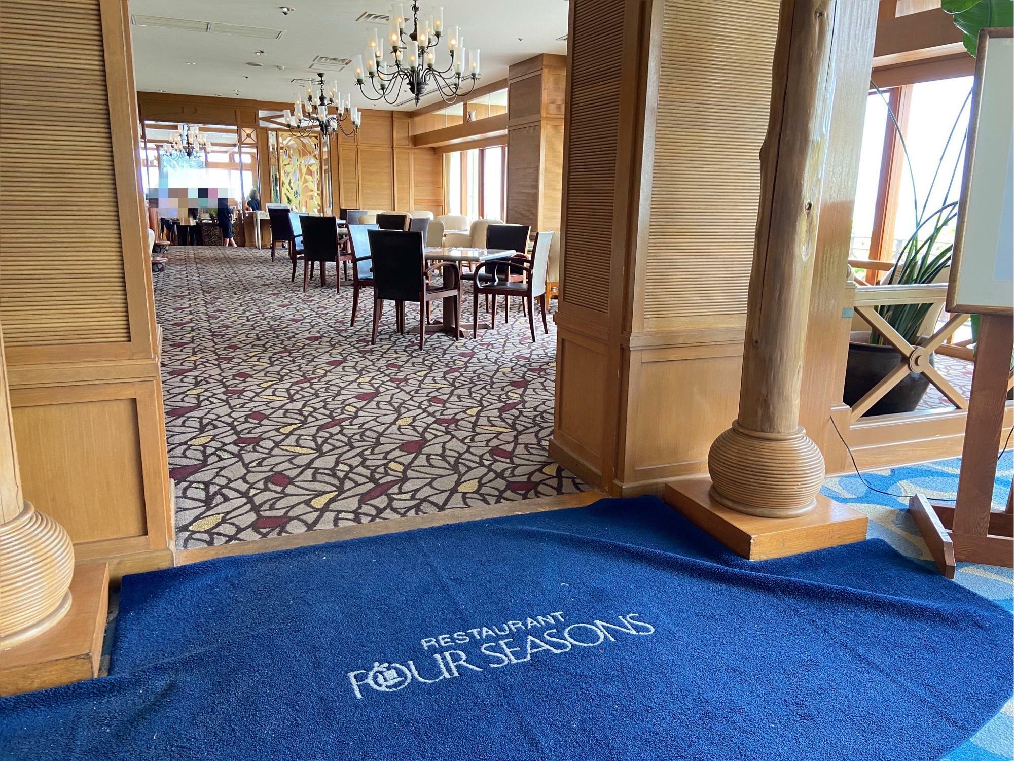 ルネッサンスリゾート沖縄のレストラン『フォーシーズン』の入り口