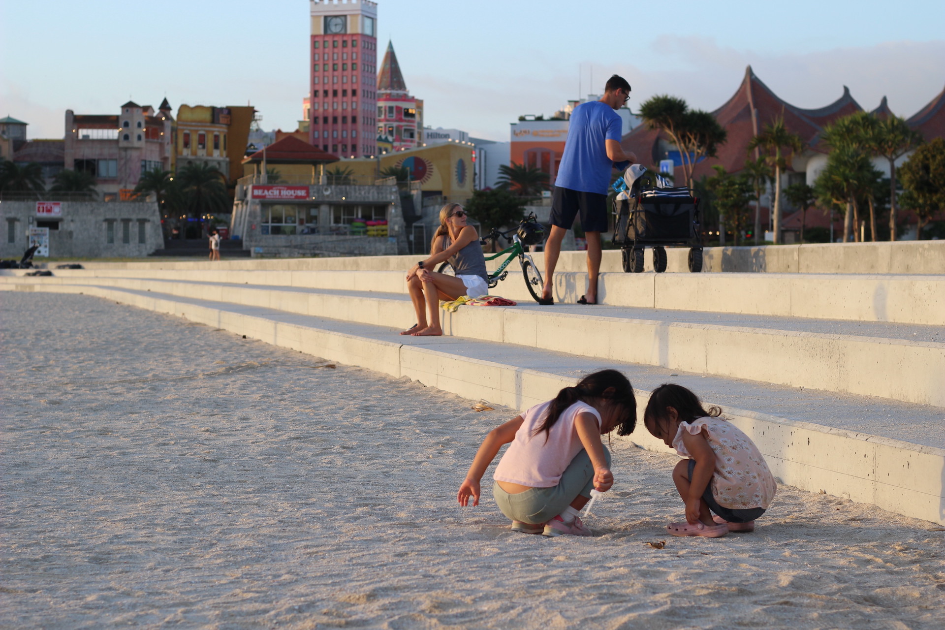 砂遊びに夢中な子供たち。