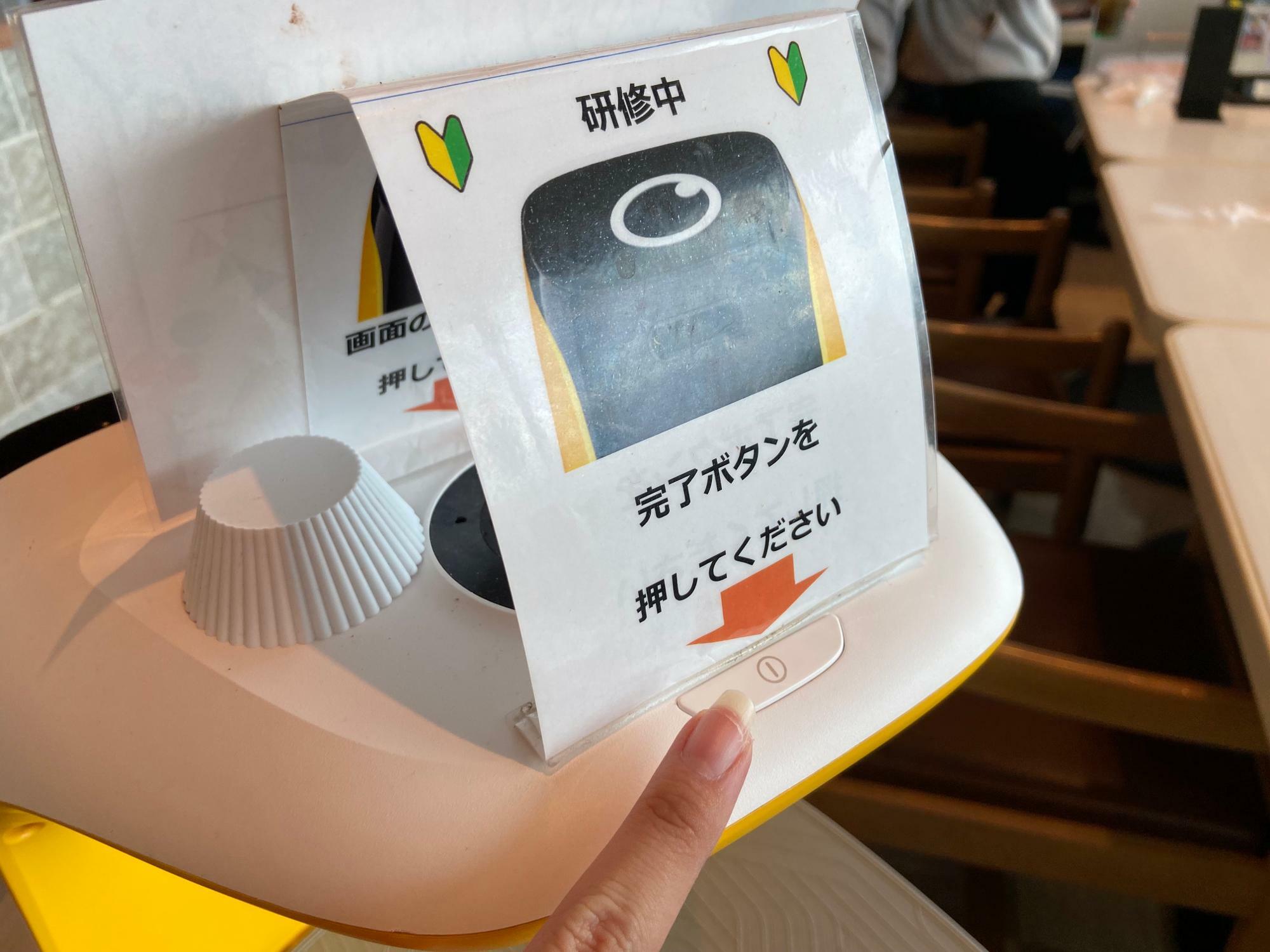 後ろのケチャップ用の容器の存在が気になります。