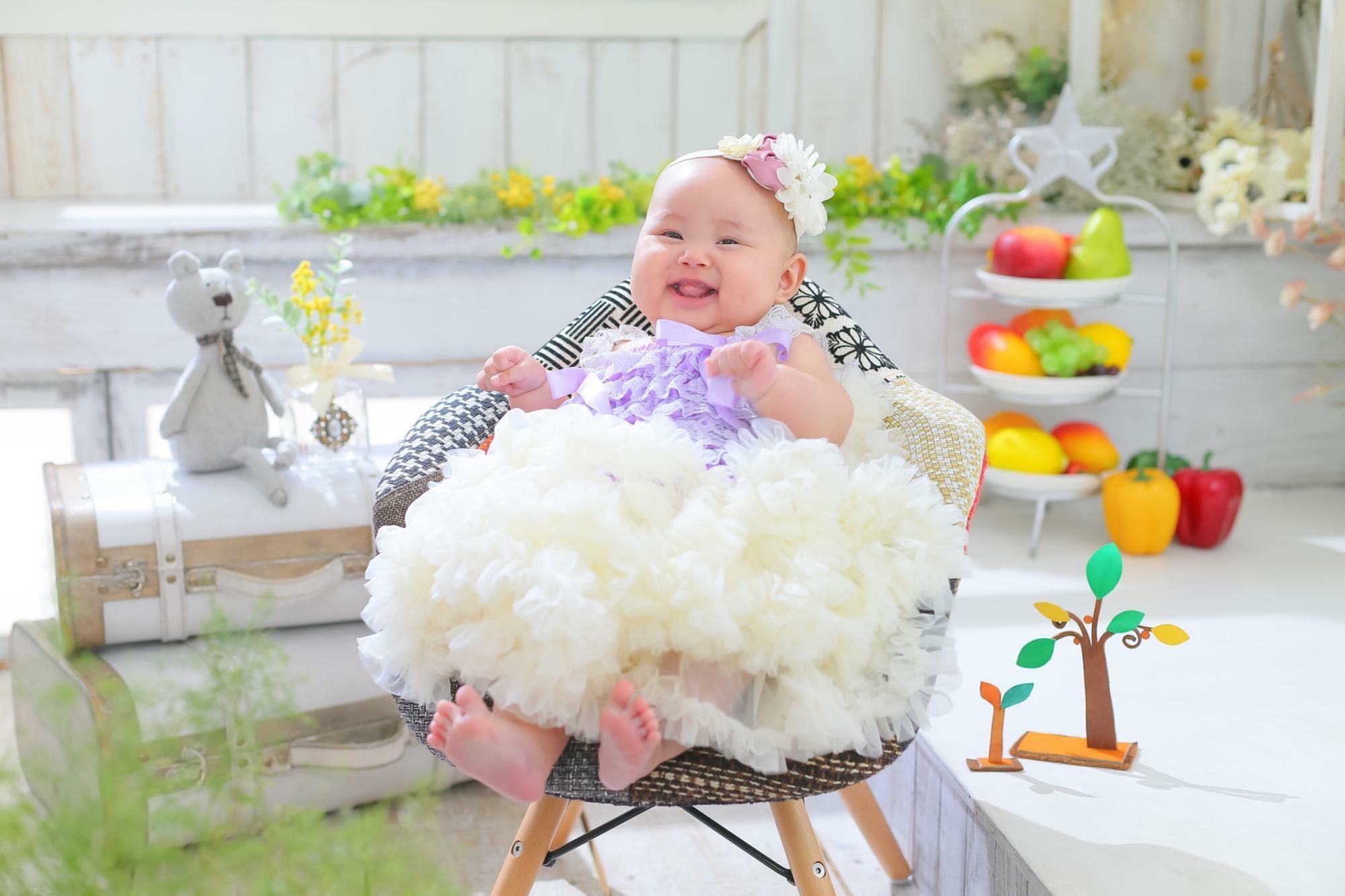ムチムチ具合も赤ちゃんの可愛らしさが。背景にコントラストの鮮やかな小物を置く事で被写体がより主役になります。