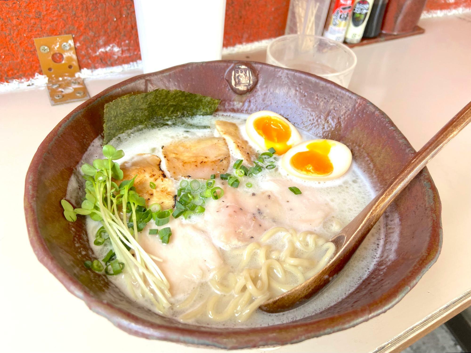 白湯特選ラーメン　950円