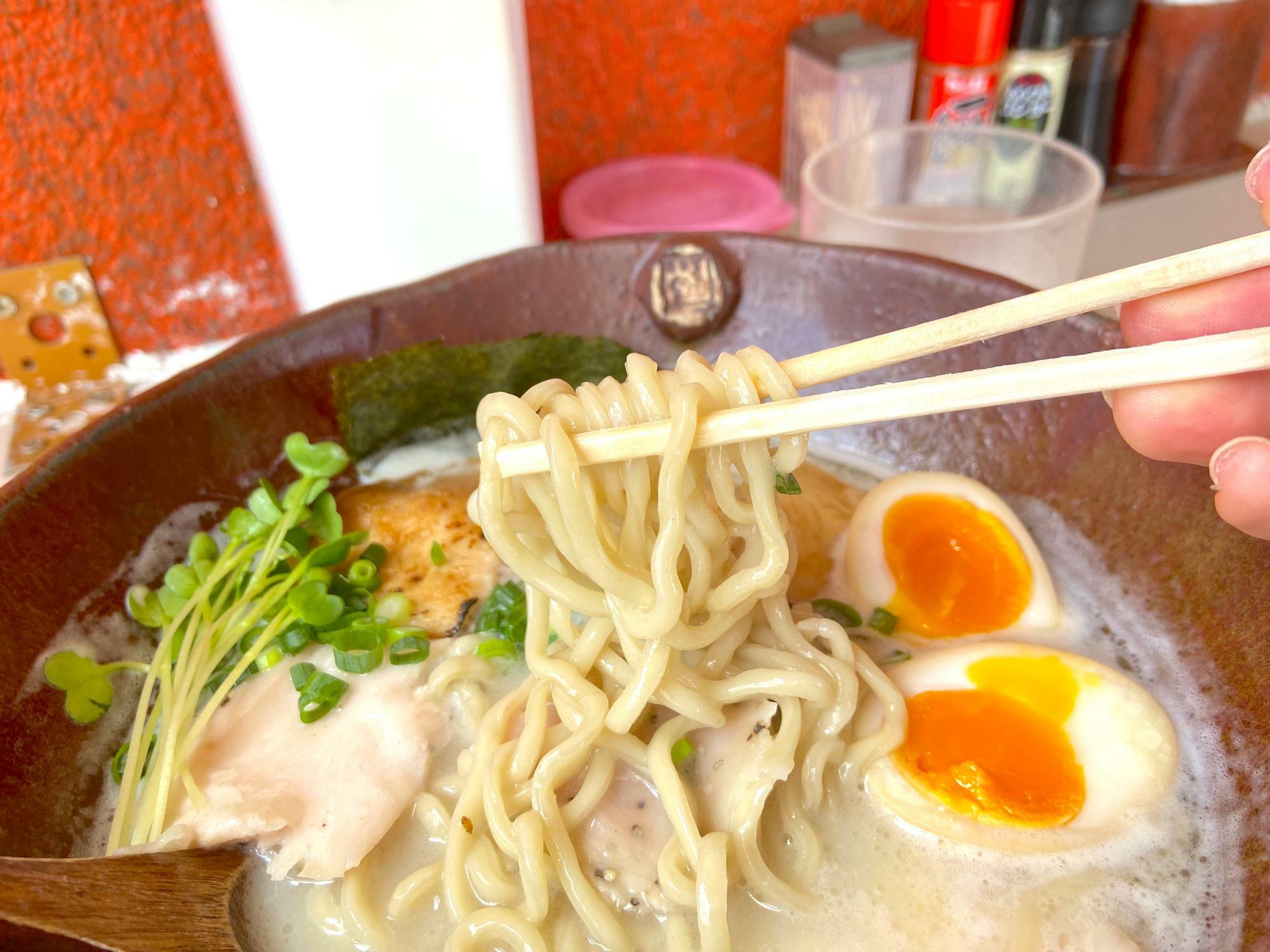 麺はややちぢれ麺