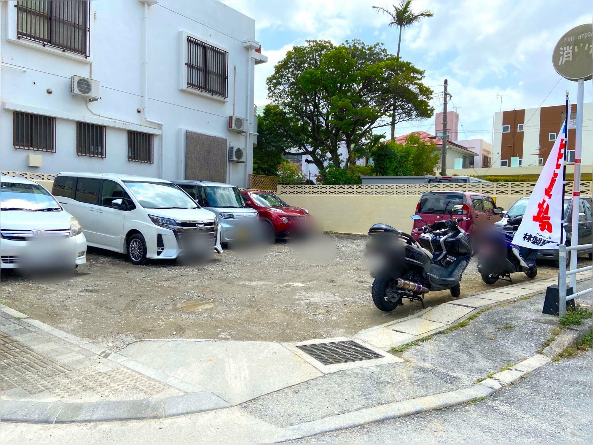 店舗の道向かいにある専用駐車場