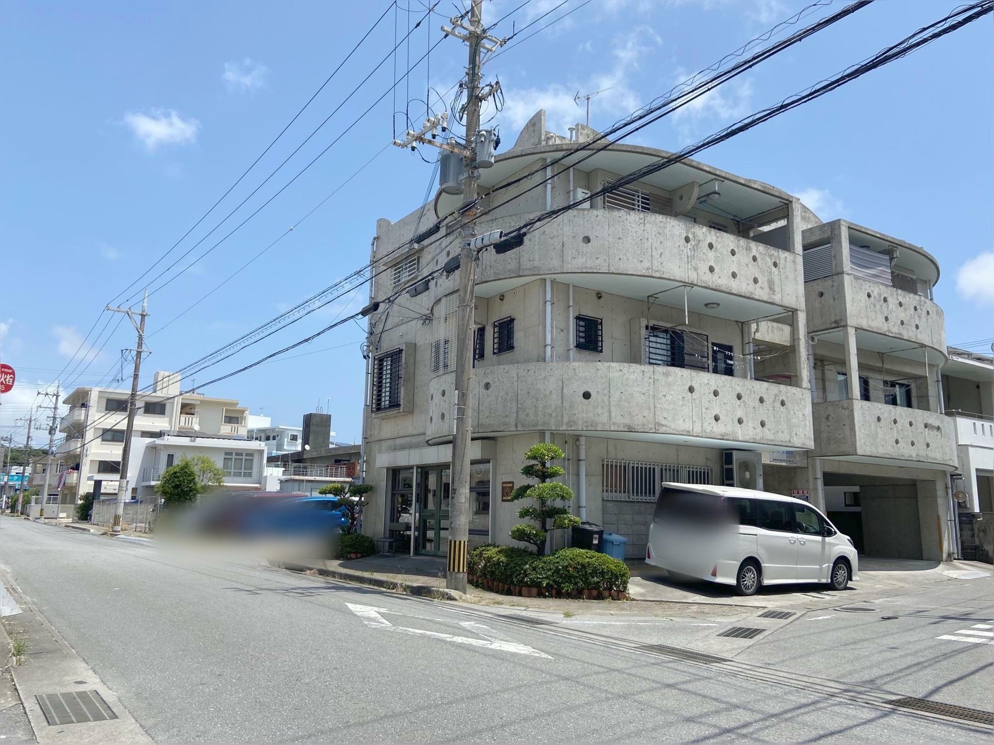 店舗外観。こちらの建物1階に店舗が入居しています。