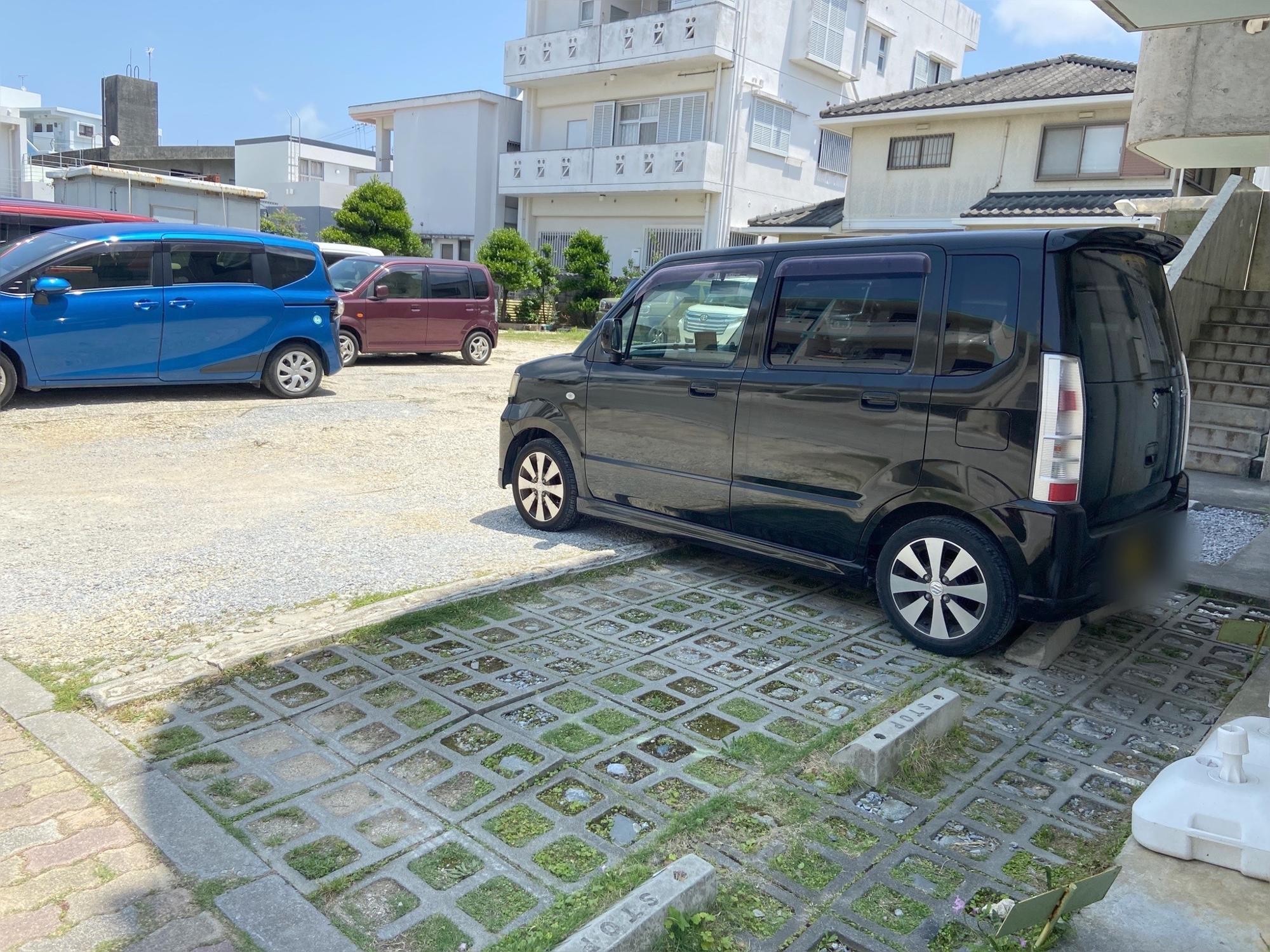 こちらが店舗入り口からみて左側の駐車場