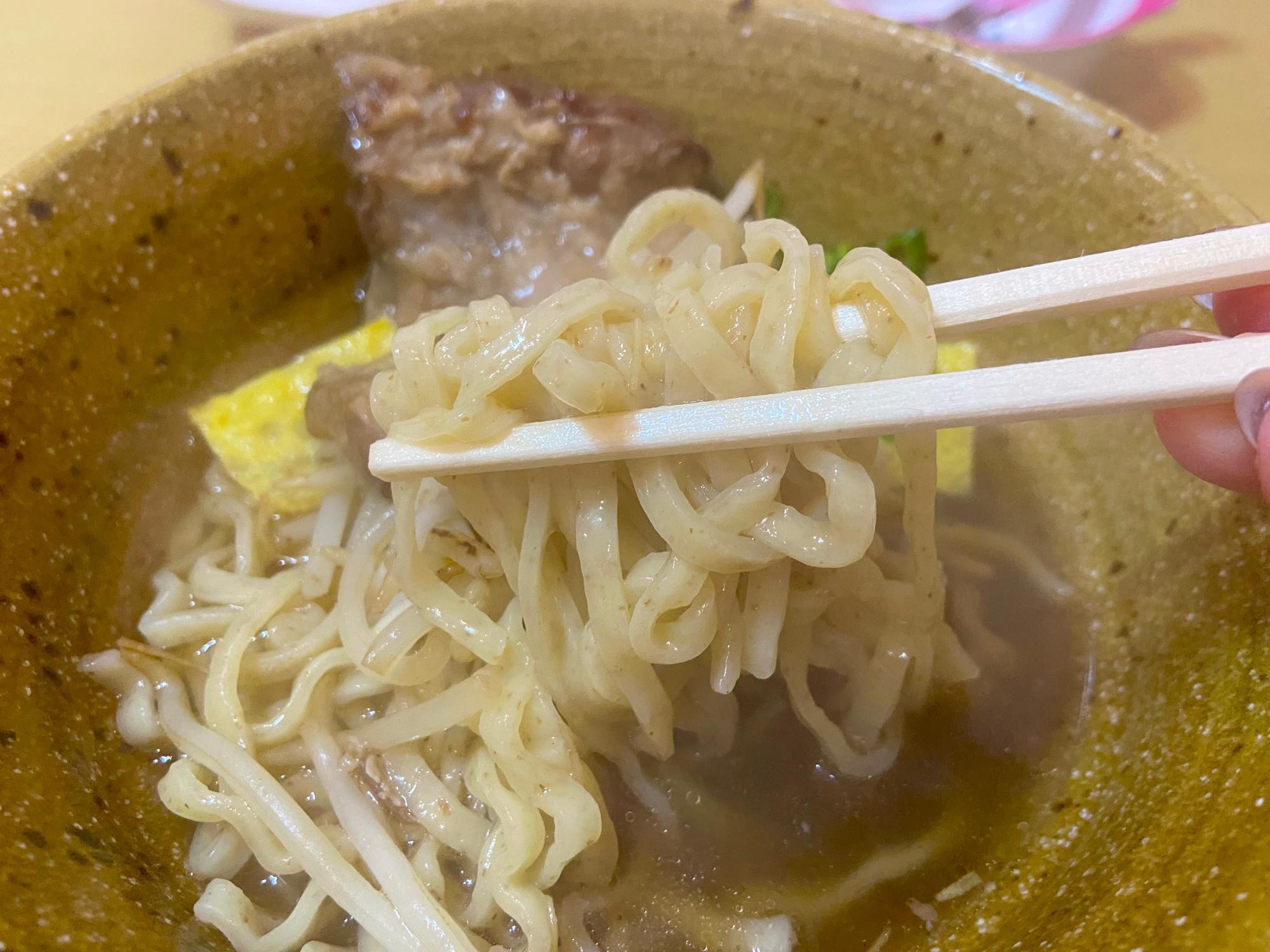 麺はやや縮れている中太麺