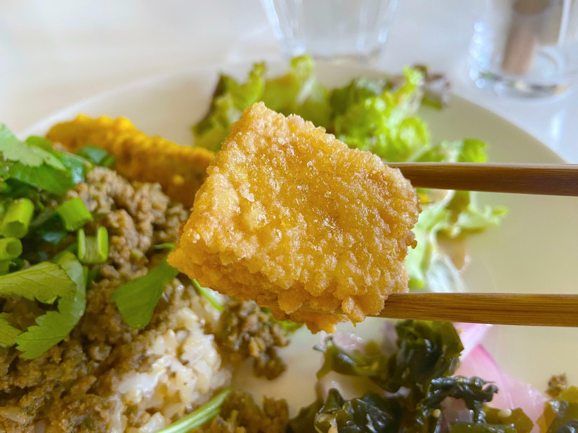 衣自体にもしっかり味が。きっと揚げ油に滲み出たスパイスも隠し味