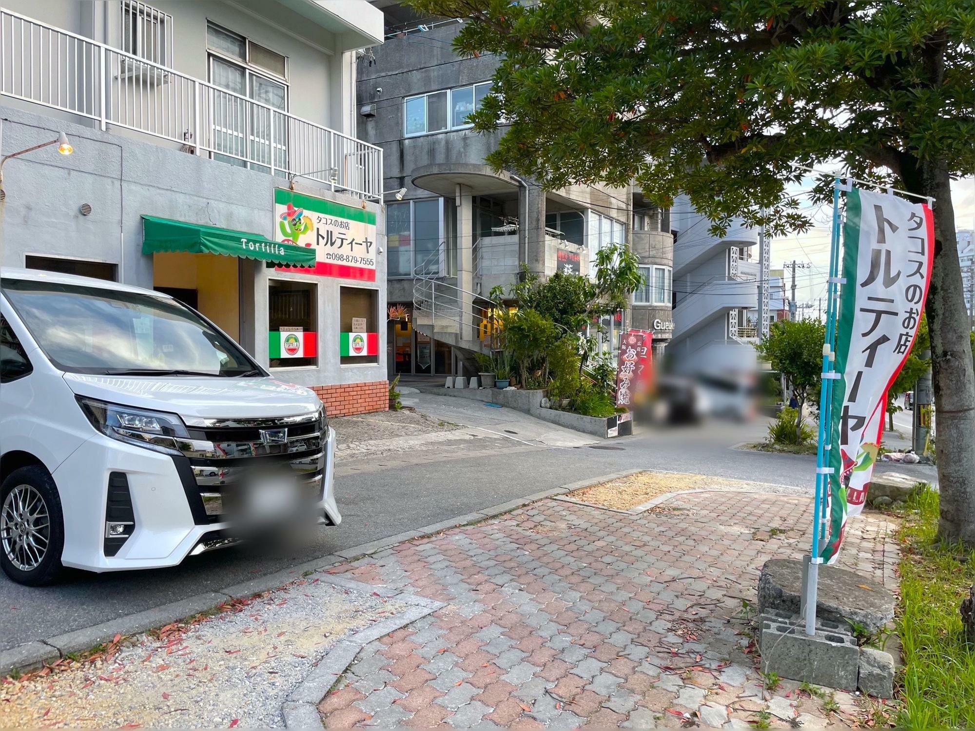 駐車場は店舗前に。縦に停めて下さい。