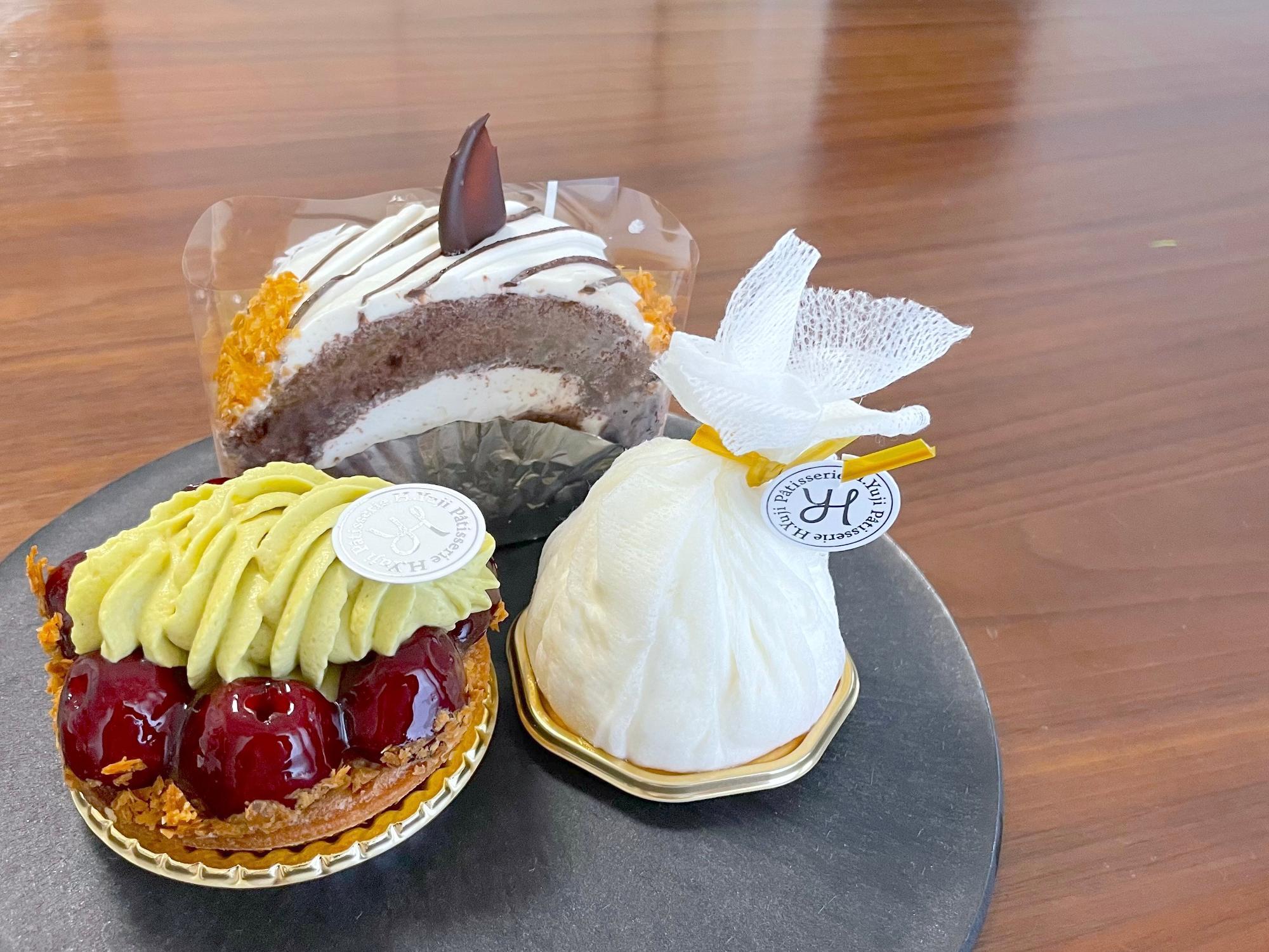 今回購入したケーキ3点。後ろのロールケーキは母へ献上しました。