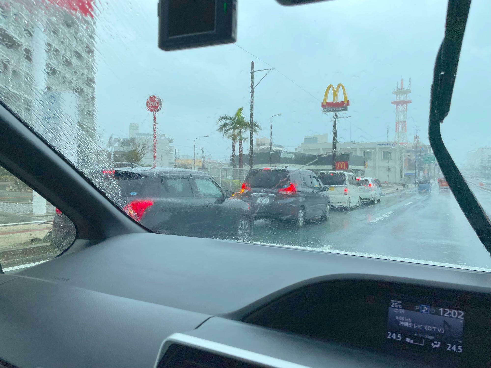 沖縄あるあるですが台風時はマック渋滞なるものが形成されます。