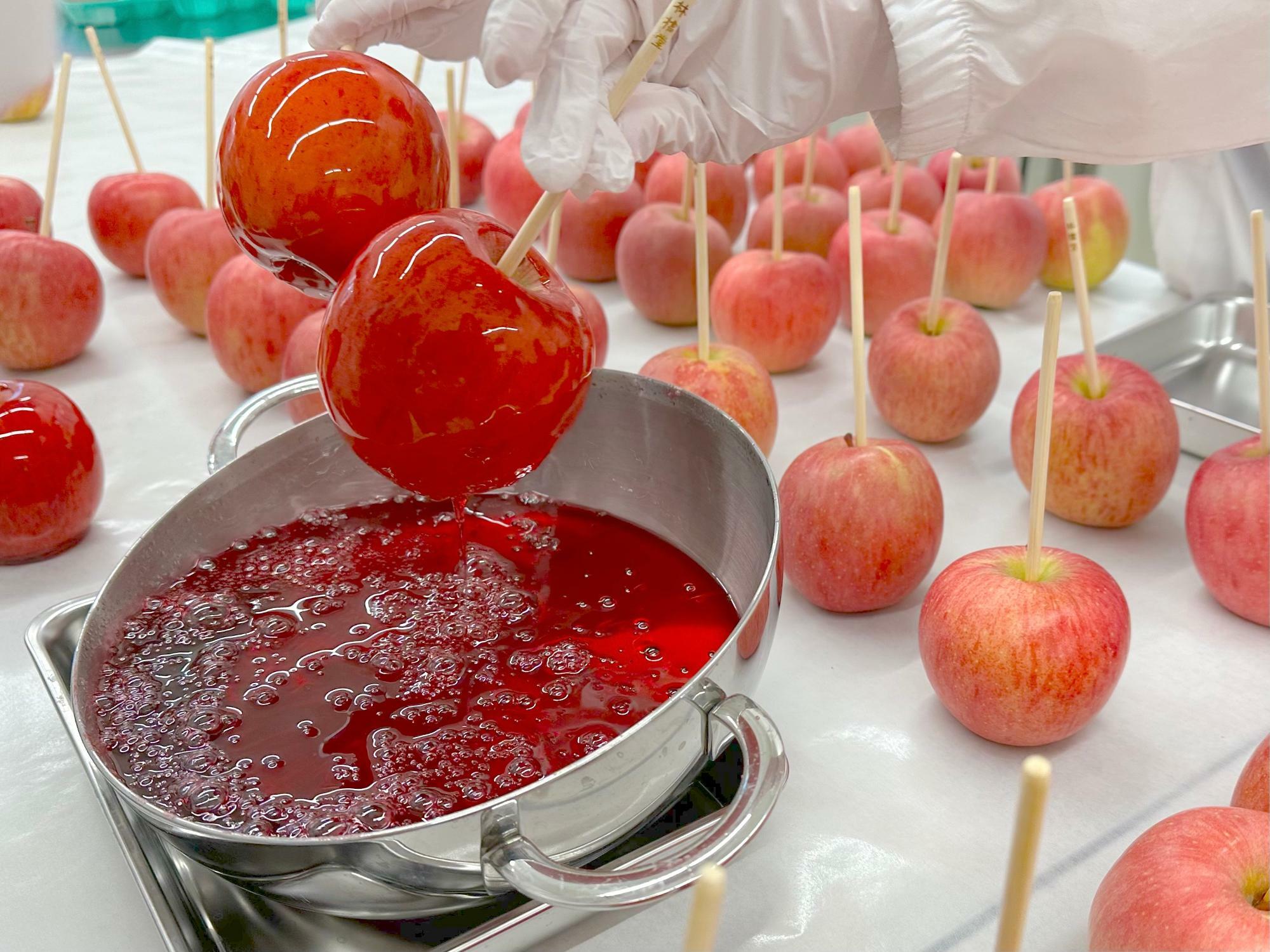 りんご飴が作られている様子。浦添市勢理客にある製造工場にて撮影。