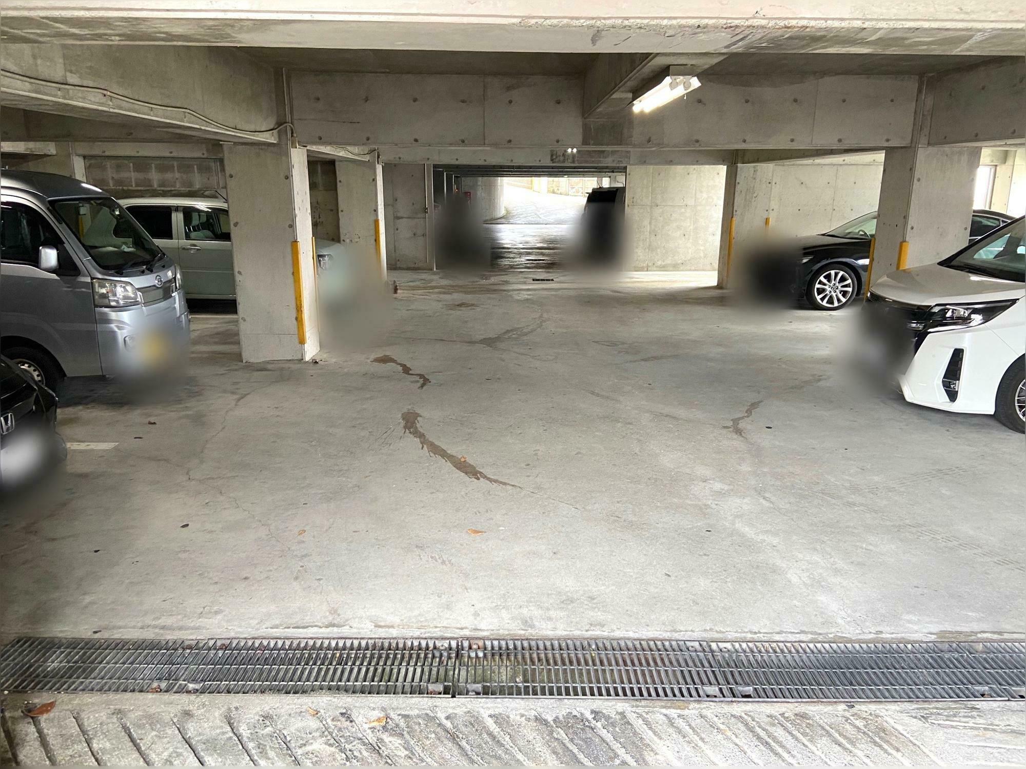 『台湾小吃 花蓮 KAREN』が入居するビル共有の地下駐車場