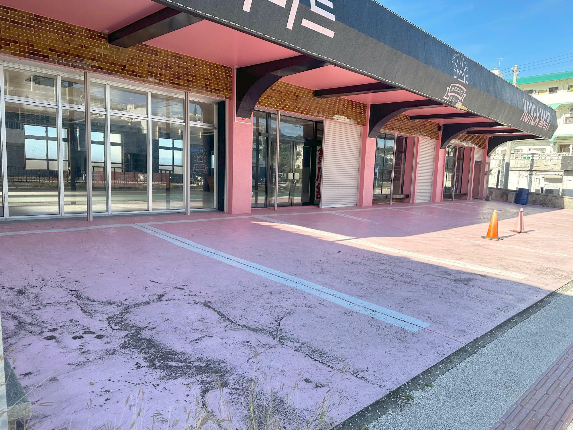 2023年11月に撮影　店舗外観の様子　駐車場もピンク色でした。