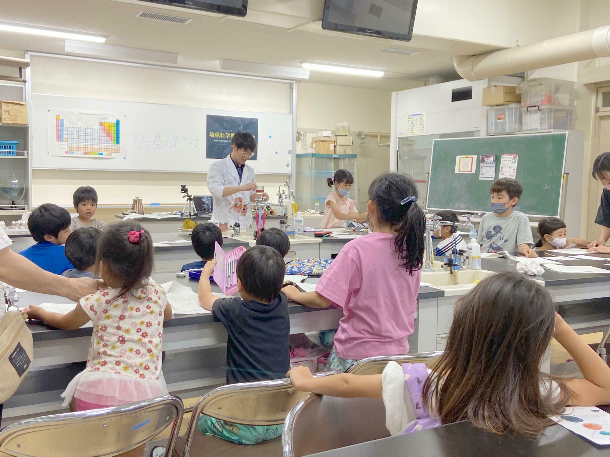 琉球科学教育研究会の実験教室の様子