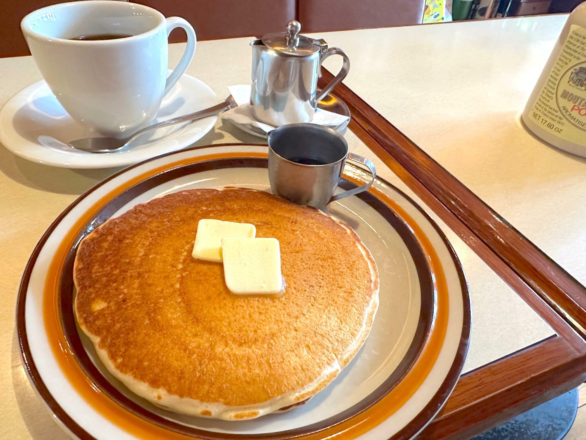 那覇市寄宮にある『COFFEE SHOP ララミー』の「オリジナルパンケーキ　ドリンクセット』（1,250円）