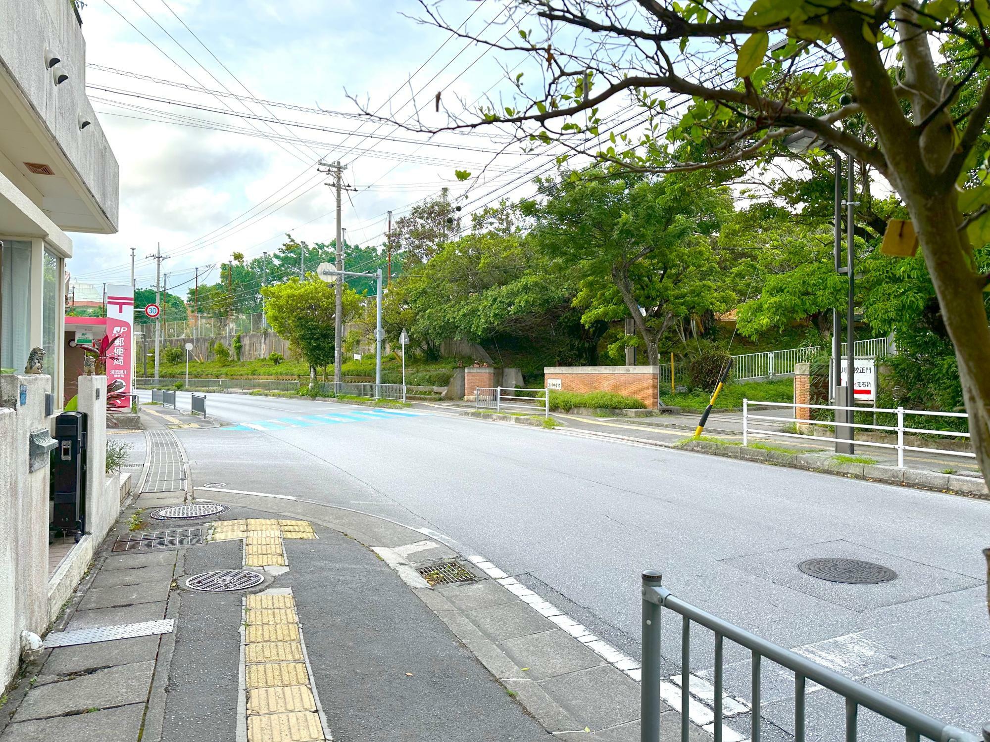 港川中学校ちかくの学園通りの様子