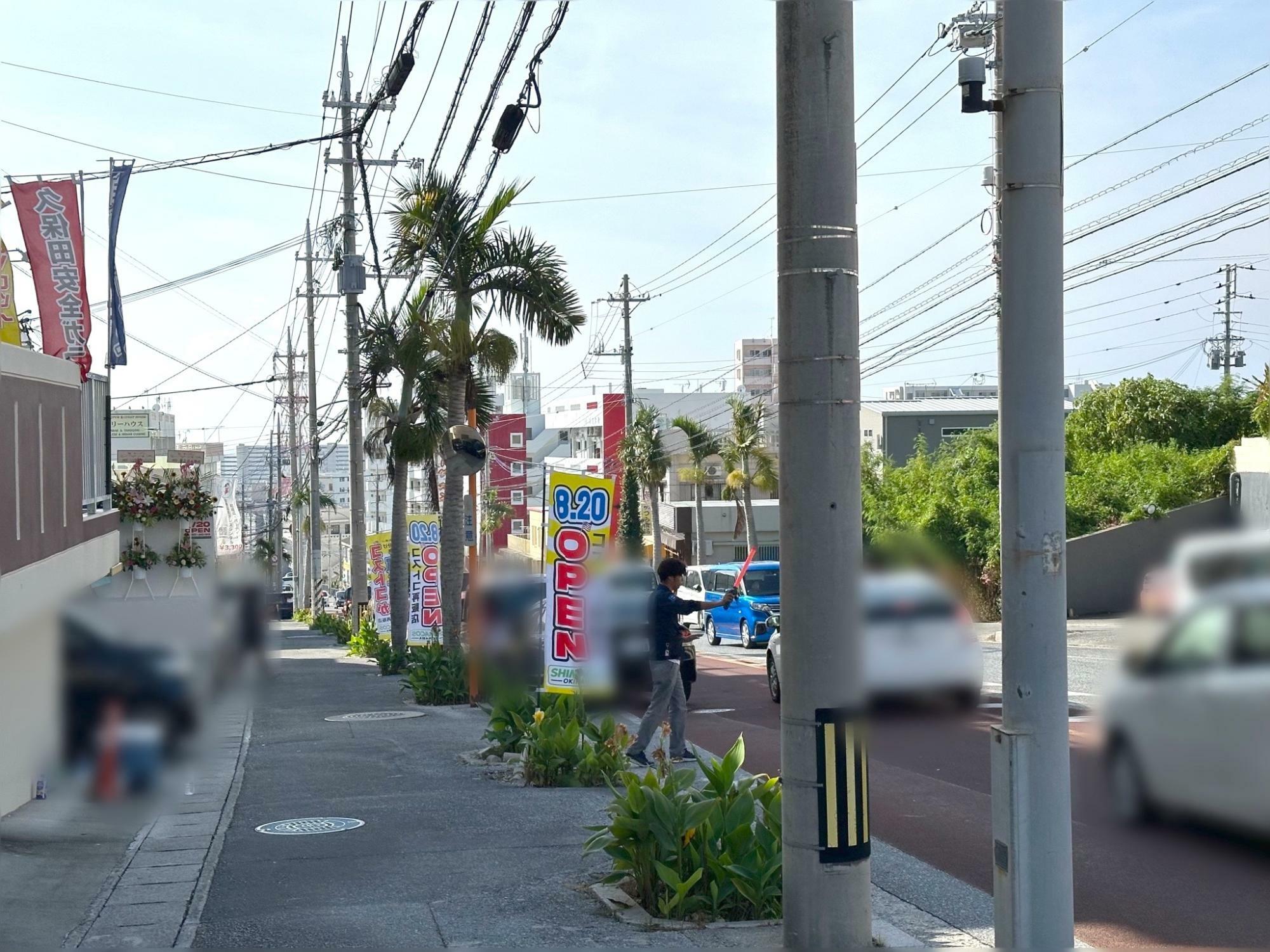 スタッフの方が駐車場から出入りする車を誘導して下さいます。