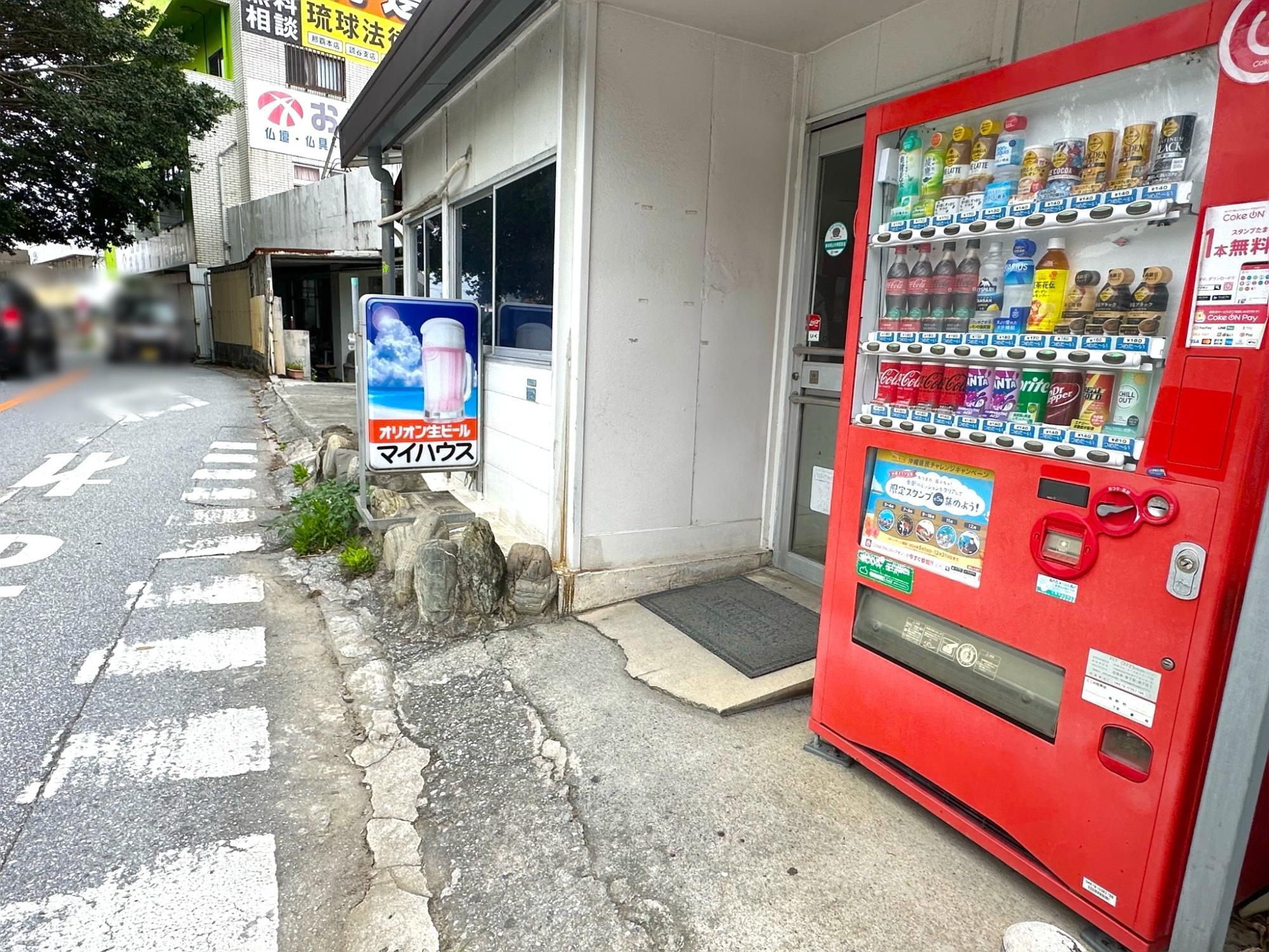 よく見るとビールの案内看板の下に店名が。