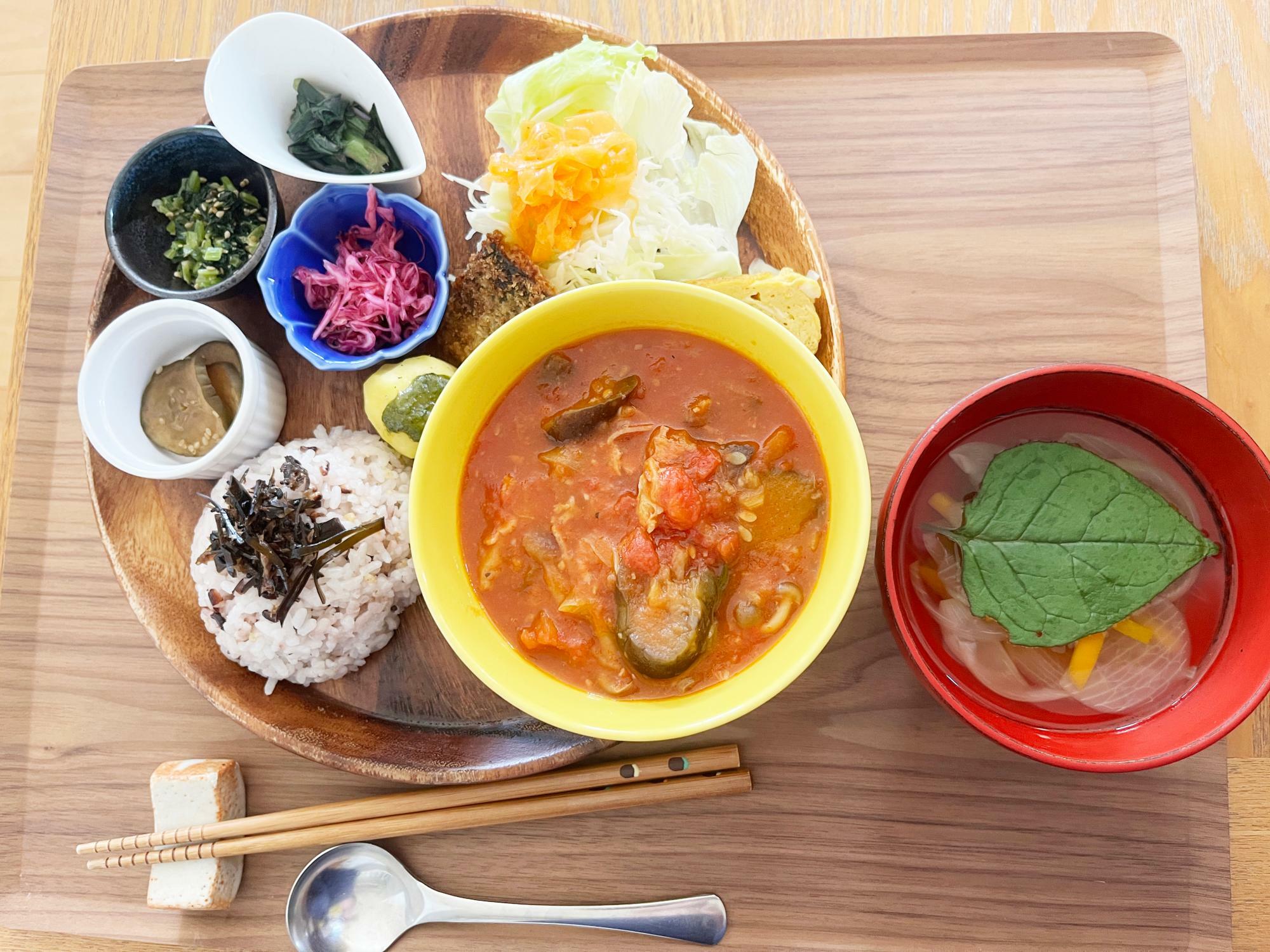 みやの森カフェの名物　野菜たっぷりプレート