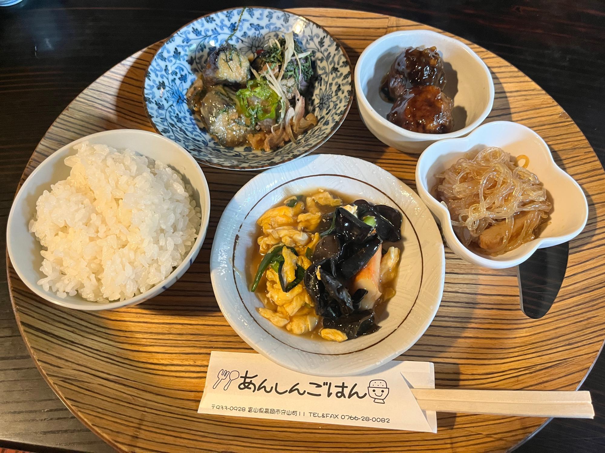 季節の食材を使ったお惣菜。その日何に出会えるかお楽しみ。