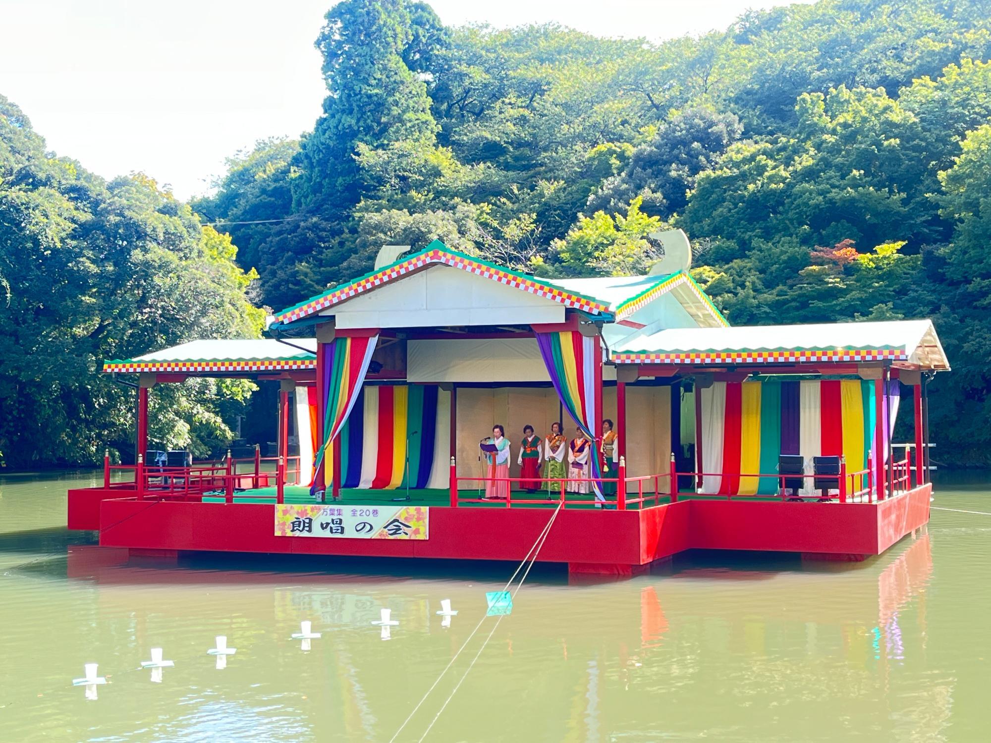 高岡古城公園　池之端　万葉集朗誦の会の時の様子