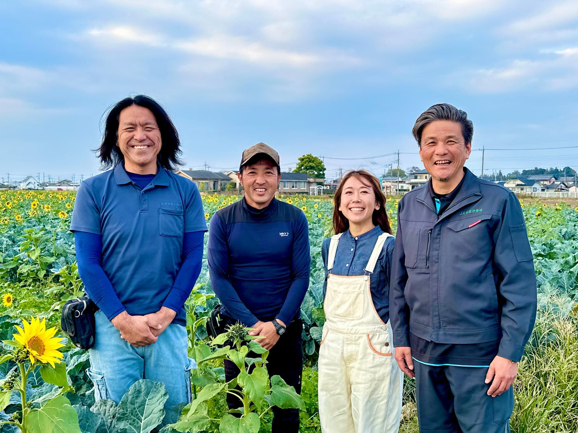 左から咲き誇れ伊勢崎ひまわり組 塩谷副代表塩谷・手嶋代表・第38代ひまわり町田さん・さかい営農センター新井所長