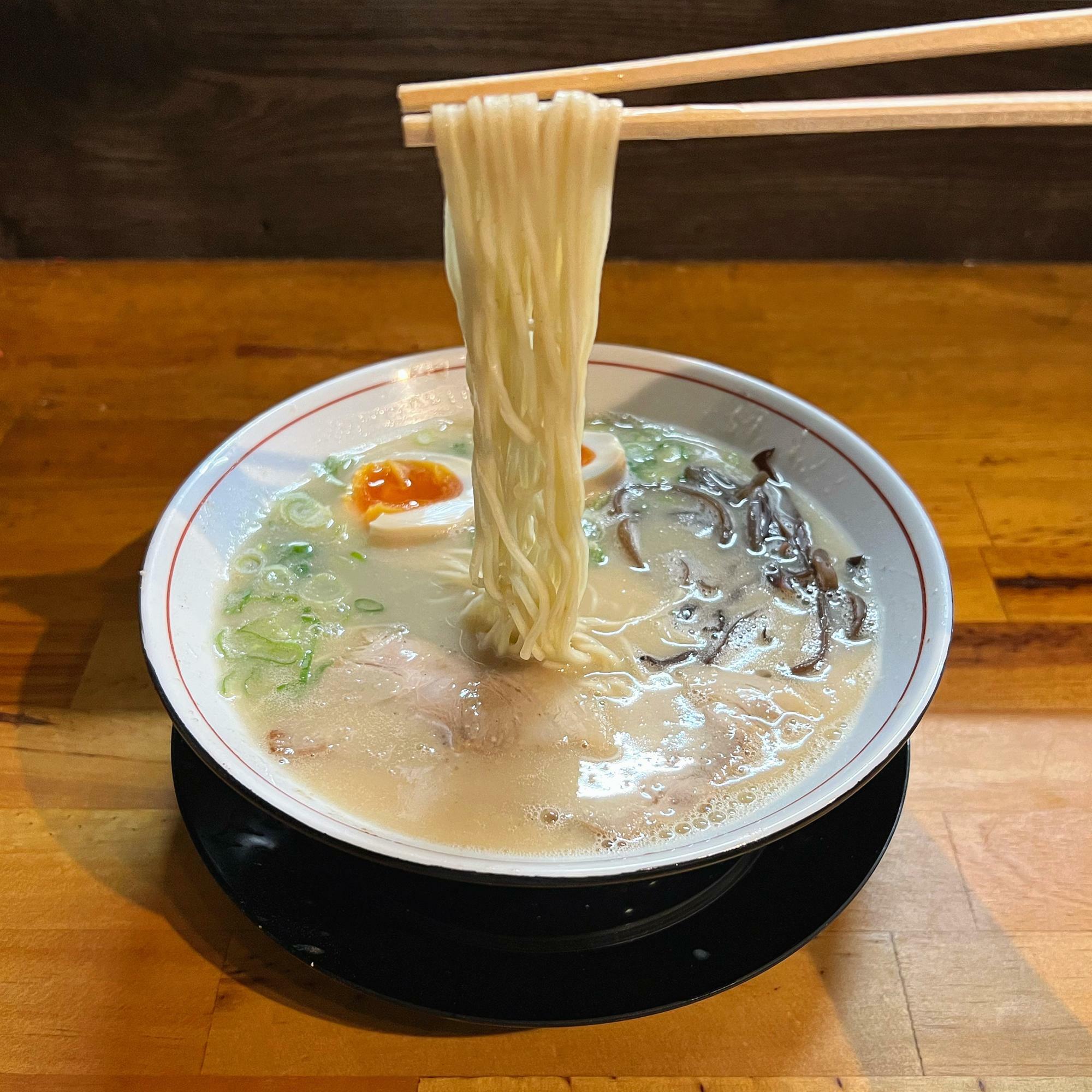 麺は、ストレートな細麺ながら平ぺったい形状でスープが絡みやすい。