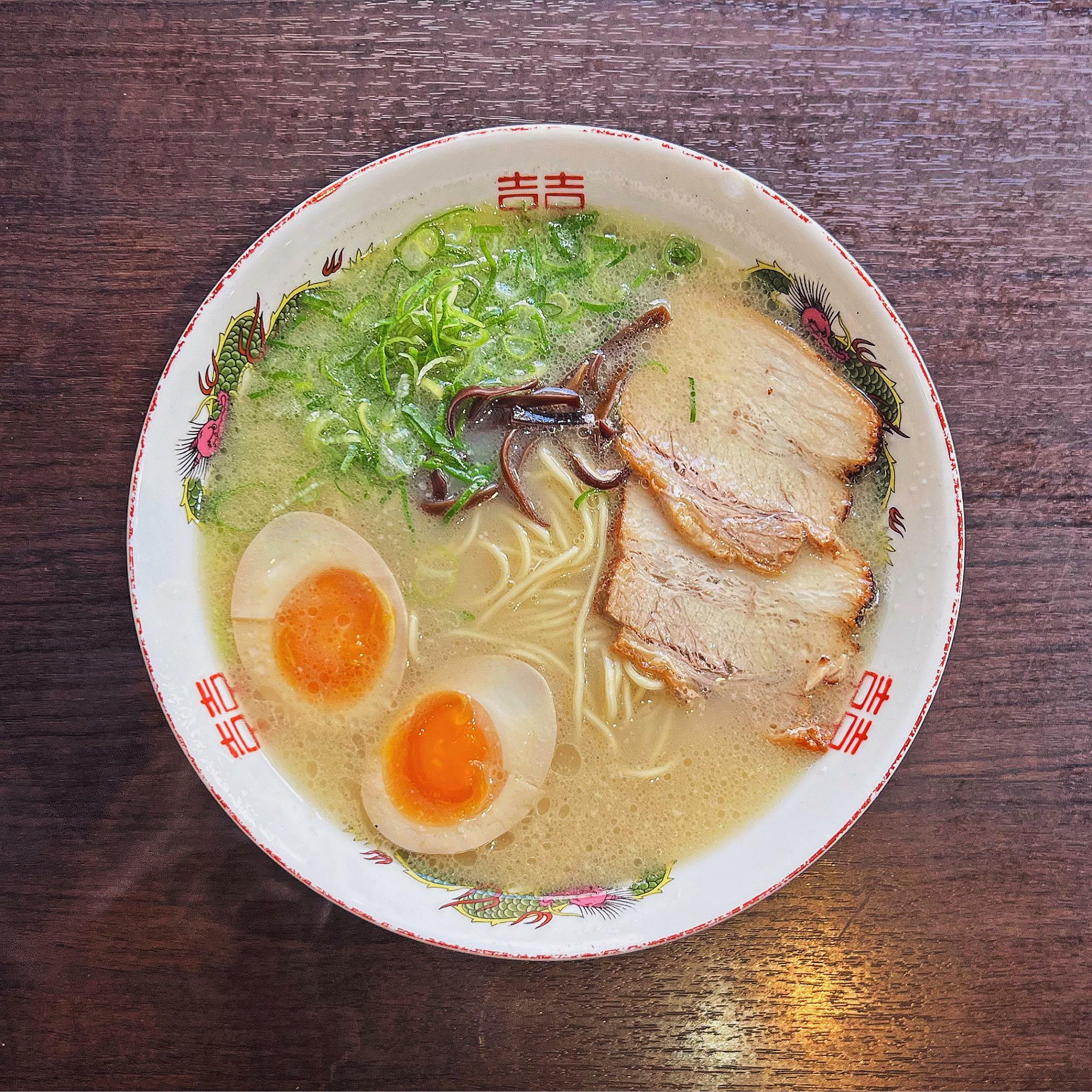 ラーメンに煮卵トッピング。デフォルトのラーメンにはキクラゲが入ってて美しい。