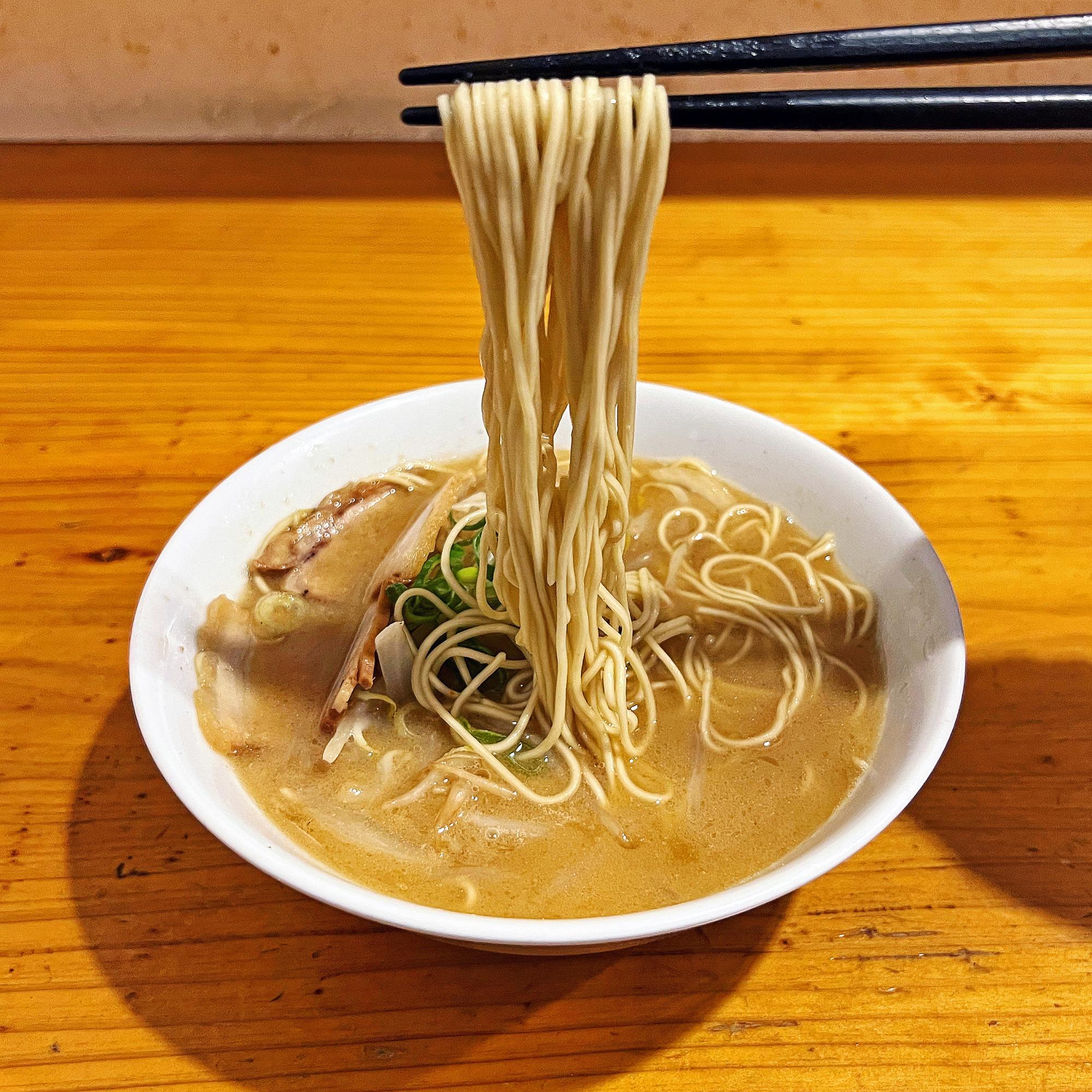 歯切れのいいストレートな細麺がとても美味しい。