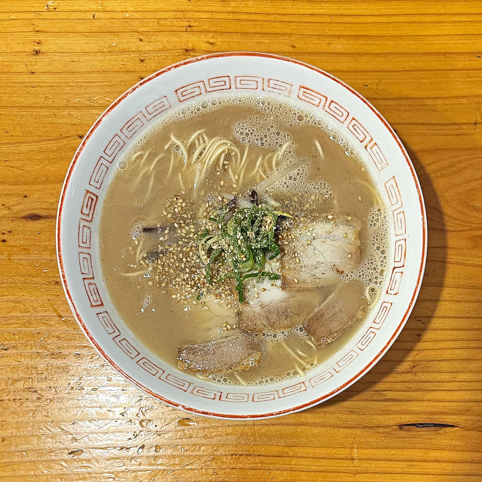 トロミのあるスープで濃厚な「ラーメン」もすごく美味しくておすすめ。