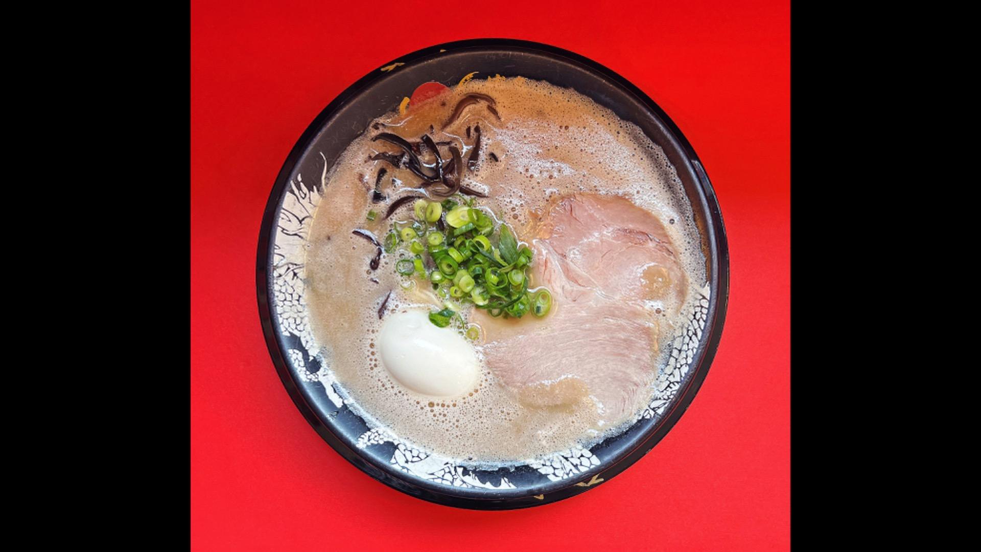 今や福岡を代表する博多ラーメン店〈元祖泡系の濃厚豚骨ラーメン 今や福岡を代表する博多ラーメン店〈元祖泡系の濃厚豚骨ラーメン