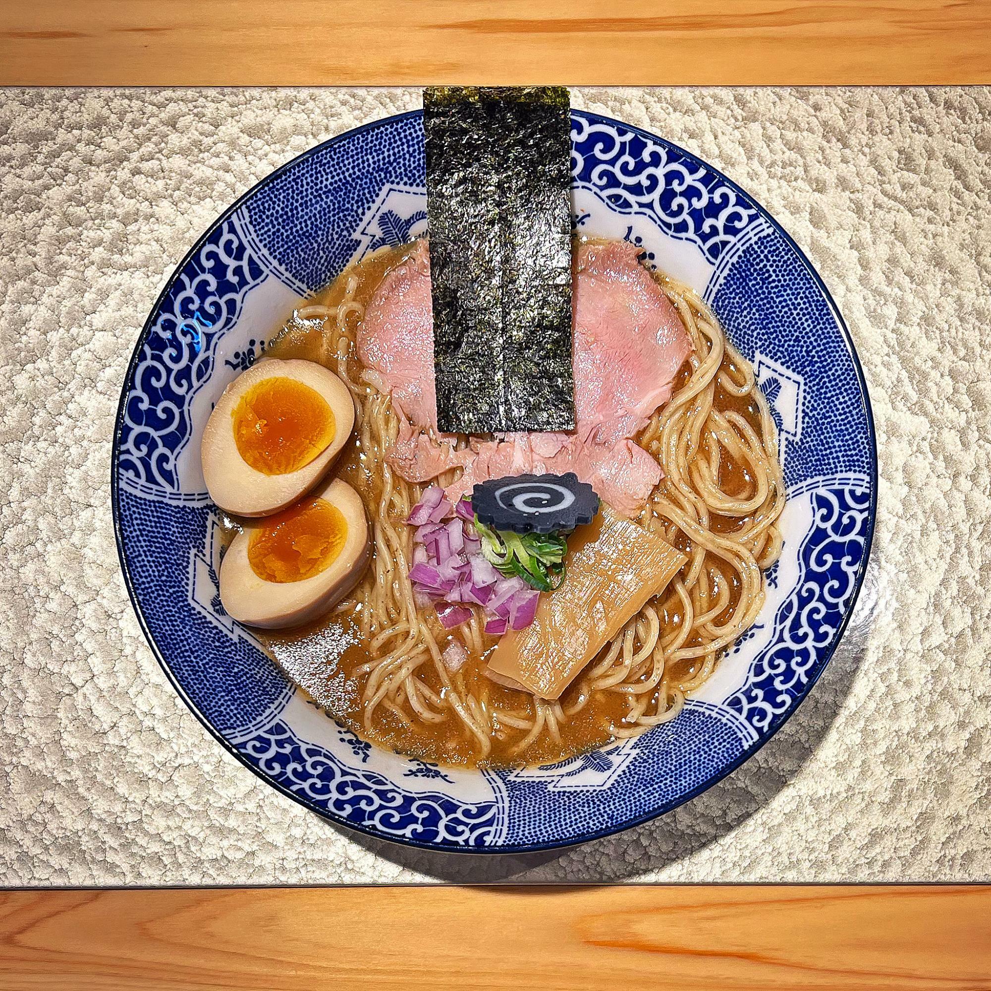 福岡・博多らしい素材にこだわった〈非豚骨なお人〉の「FUK中華そば」は、“はかた地どりと貝出汁”のWスープで仕上げられている