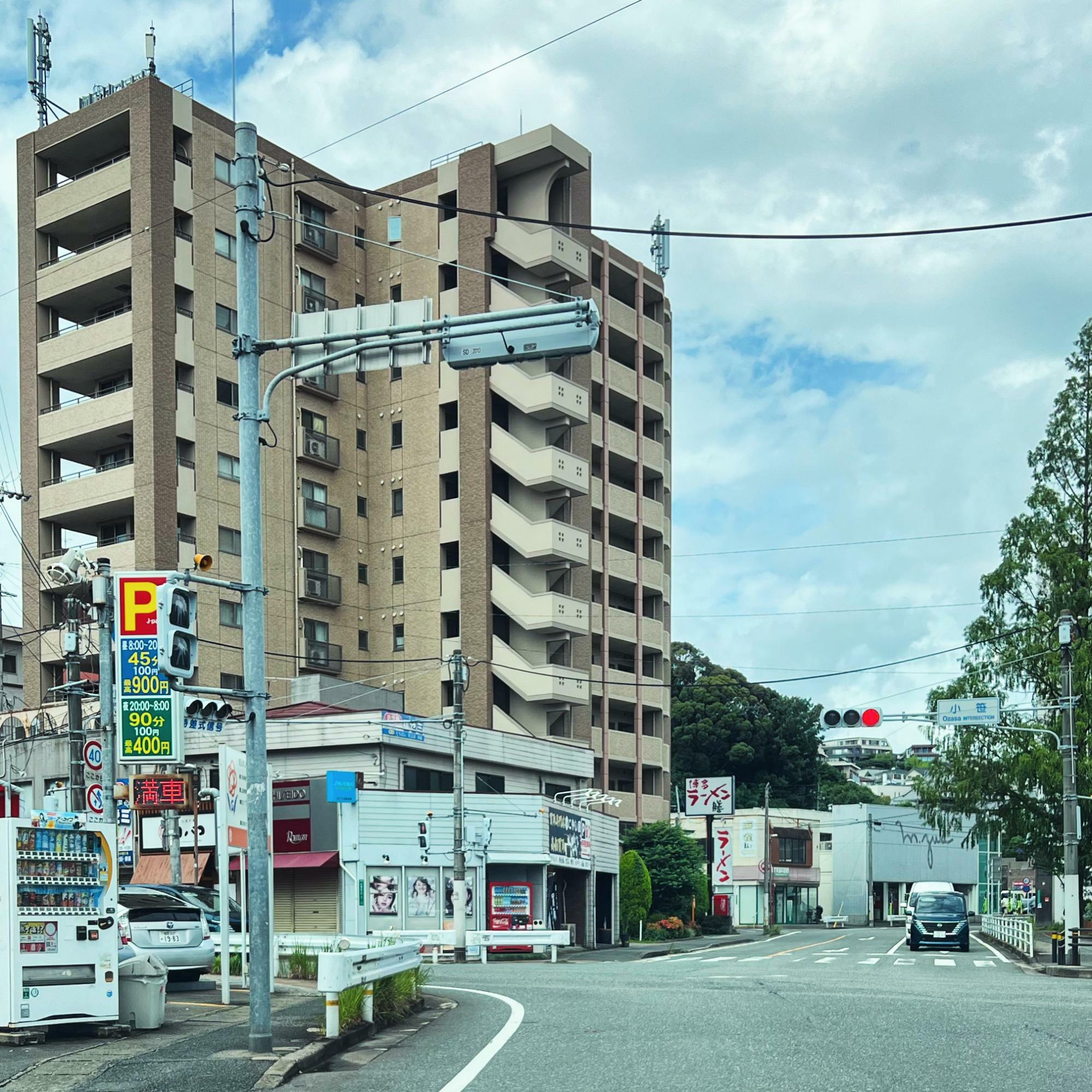 福岡市中央区小笹の小笹交差点から「博多ラーメン膳 小笹店」の看板が見える