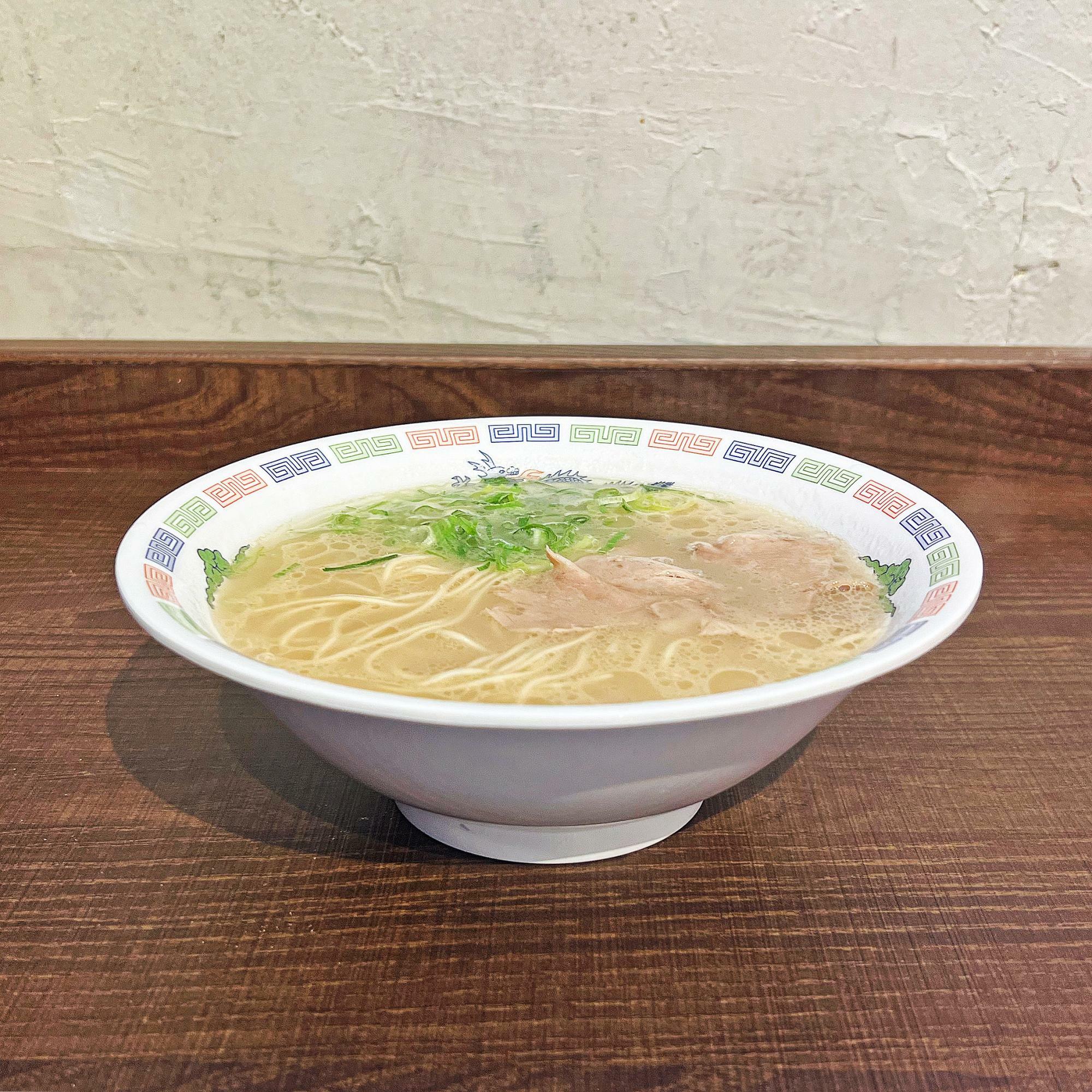 豚骨スープに自家製麺・チャーシュー・ネギのシンプルな構成