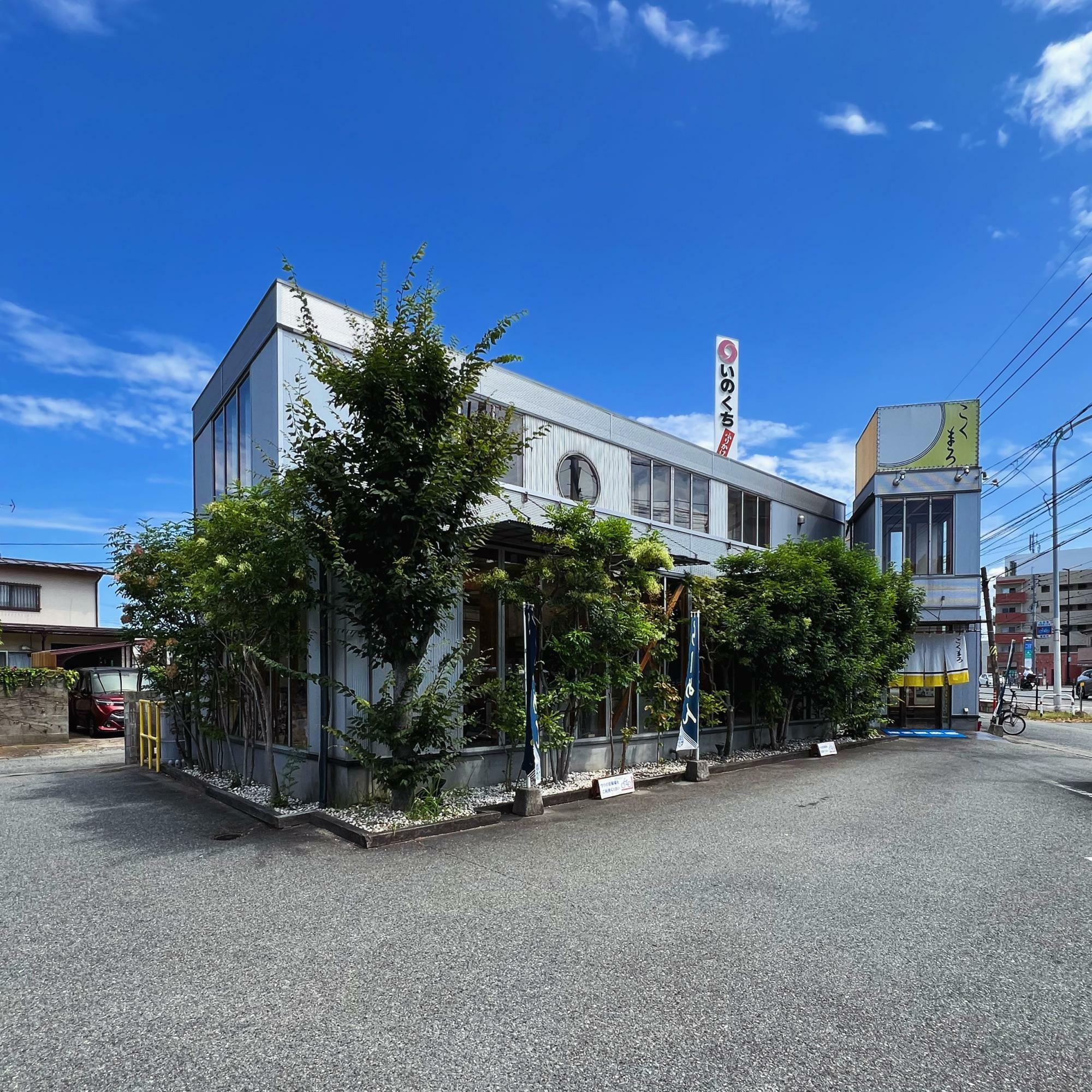 平屋建てで天井の高い広々とした空間の店舗