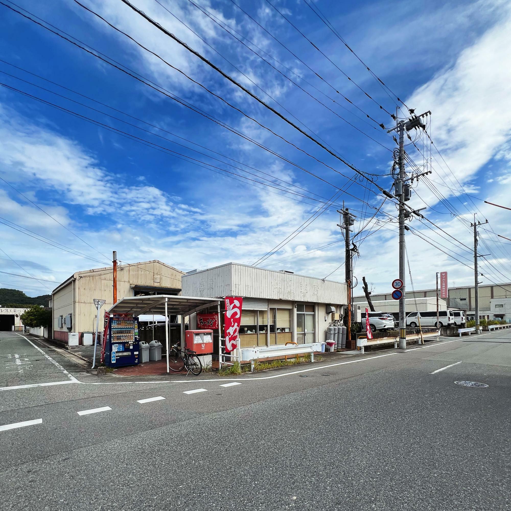 看板のないラーメン屋の外観