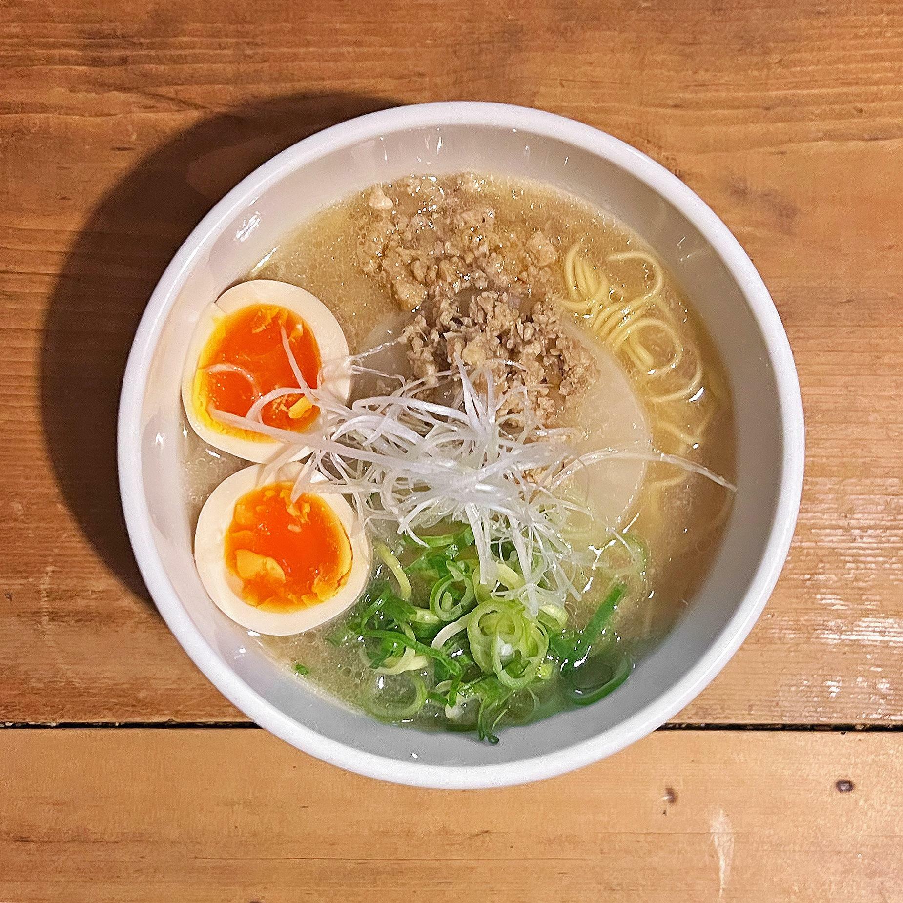 看板メニュー「もぐ俺ラーメン」の味玉付