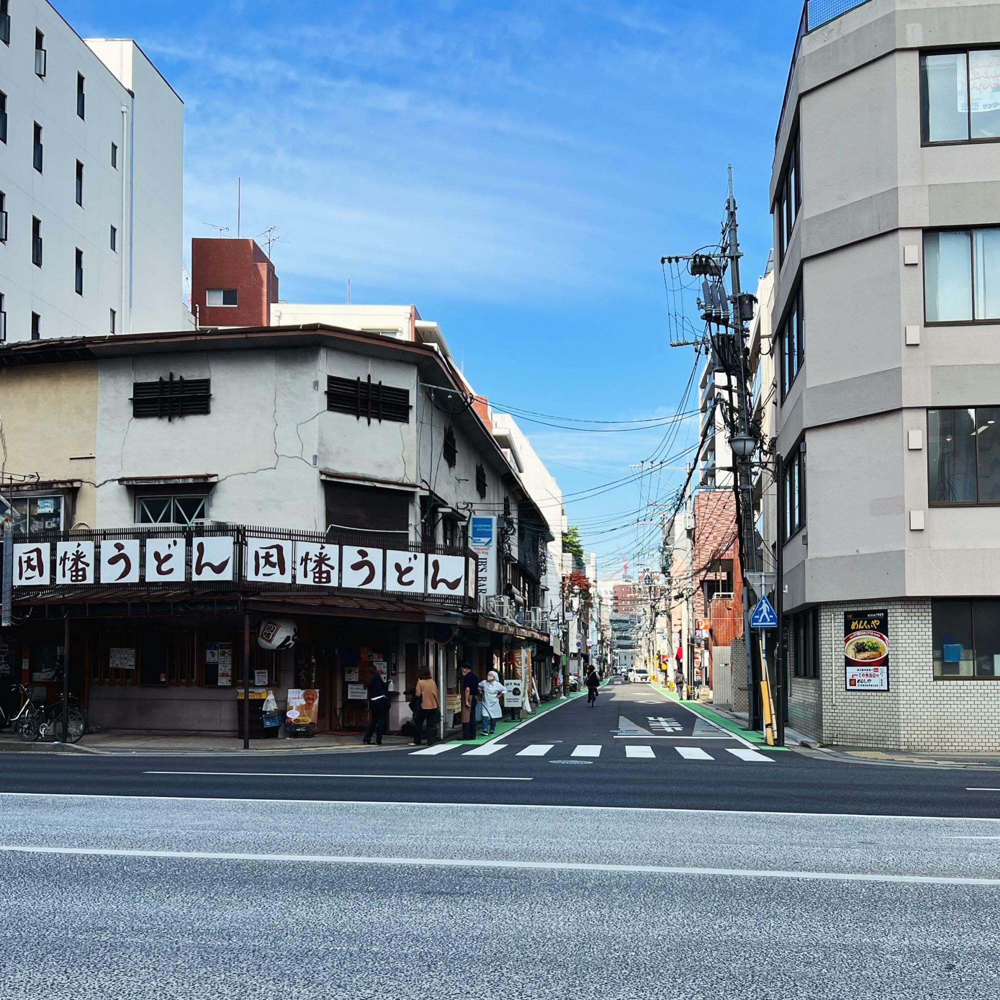 因幡うどんから〈めんくいや 本店〉へ続く道