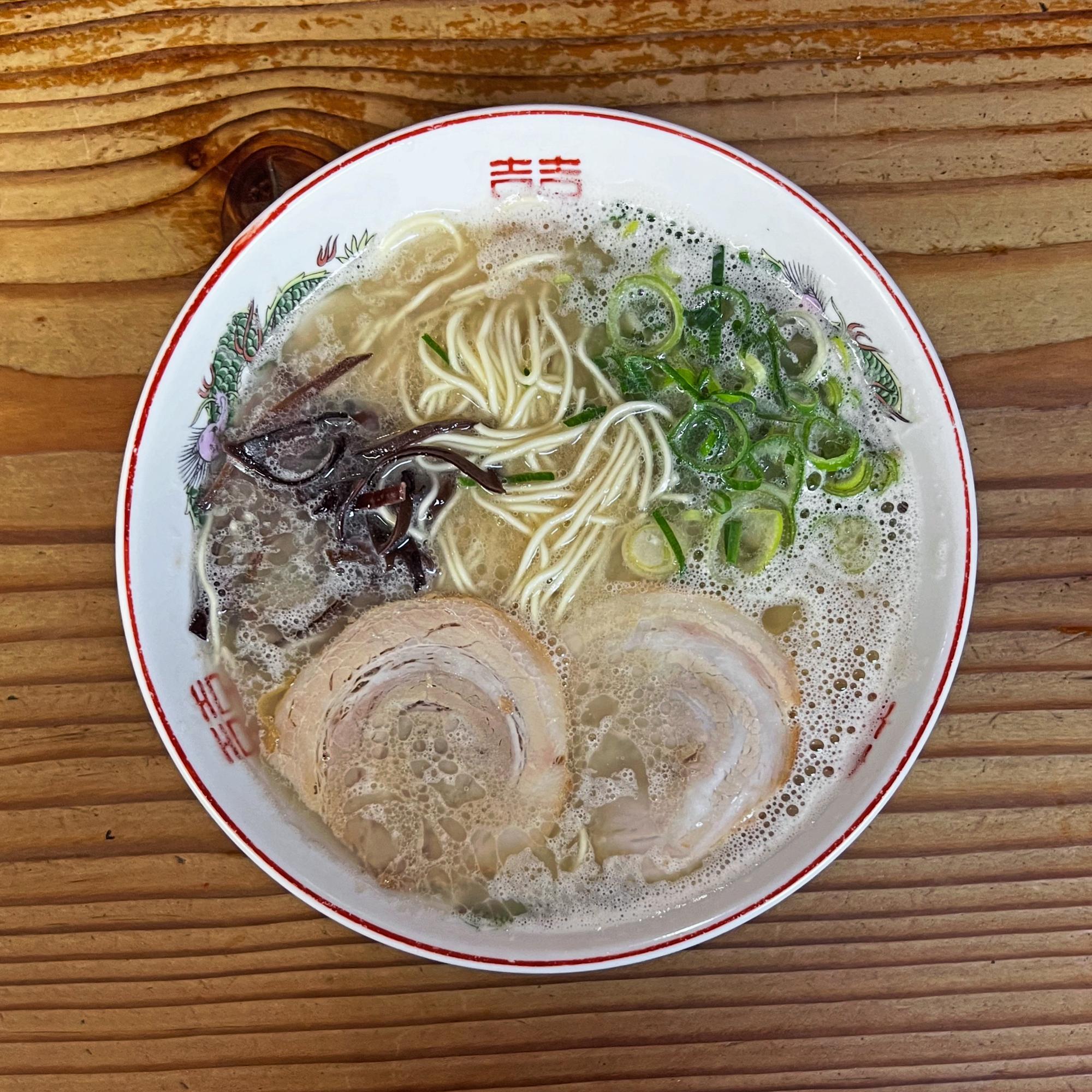 地元の人々を虜にする泡立つ濃厚豚骨ラーメン《ラーメン価格に 地元の人々を虜にする泡立つ濃厚豚骨ラーメン《ラーメン価格に