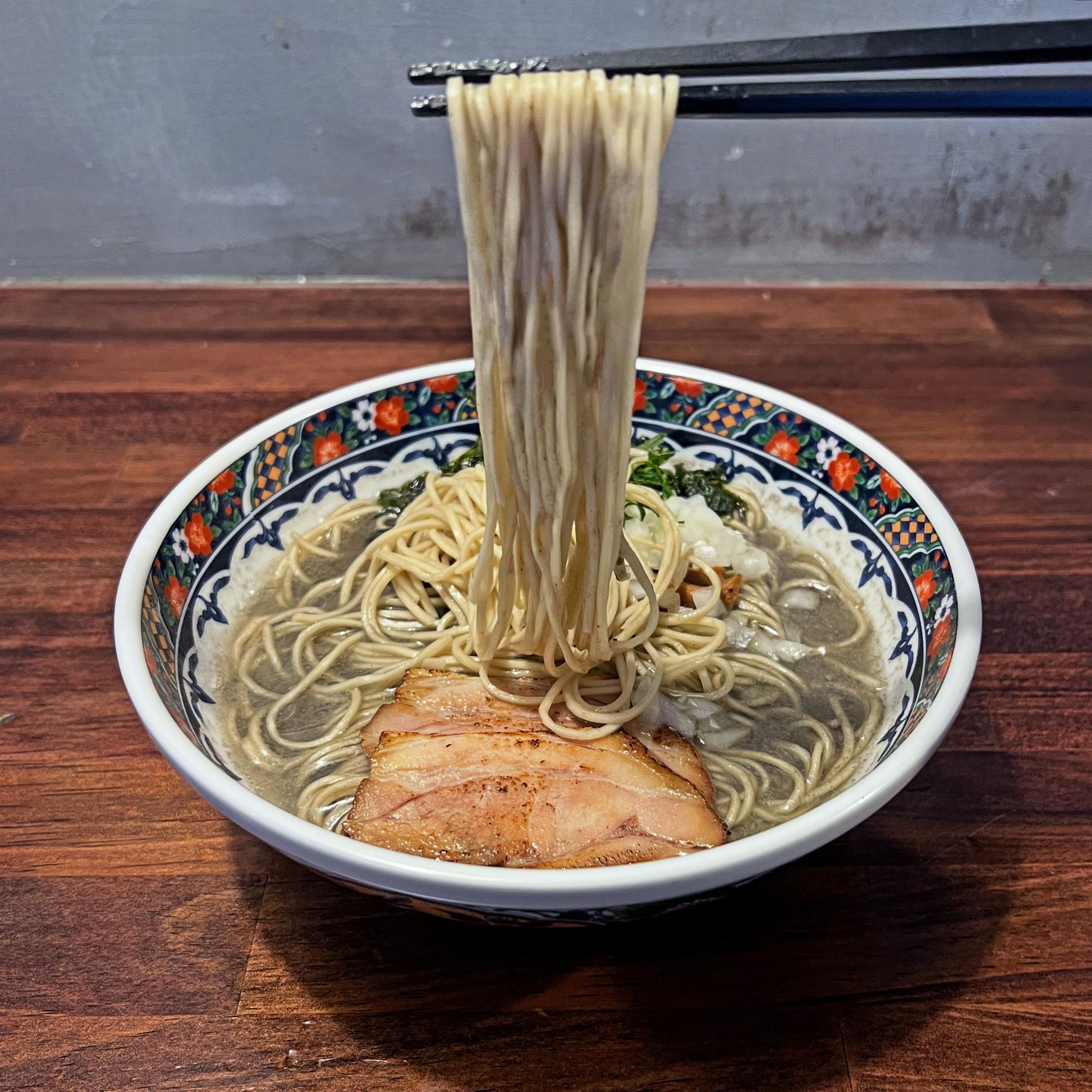 朝ラーメンという別の顔を持つ豚＆節が特徴の中華そば店《福岡