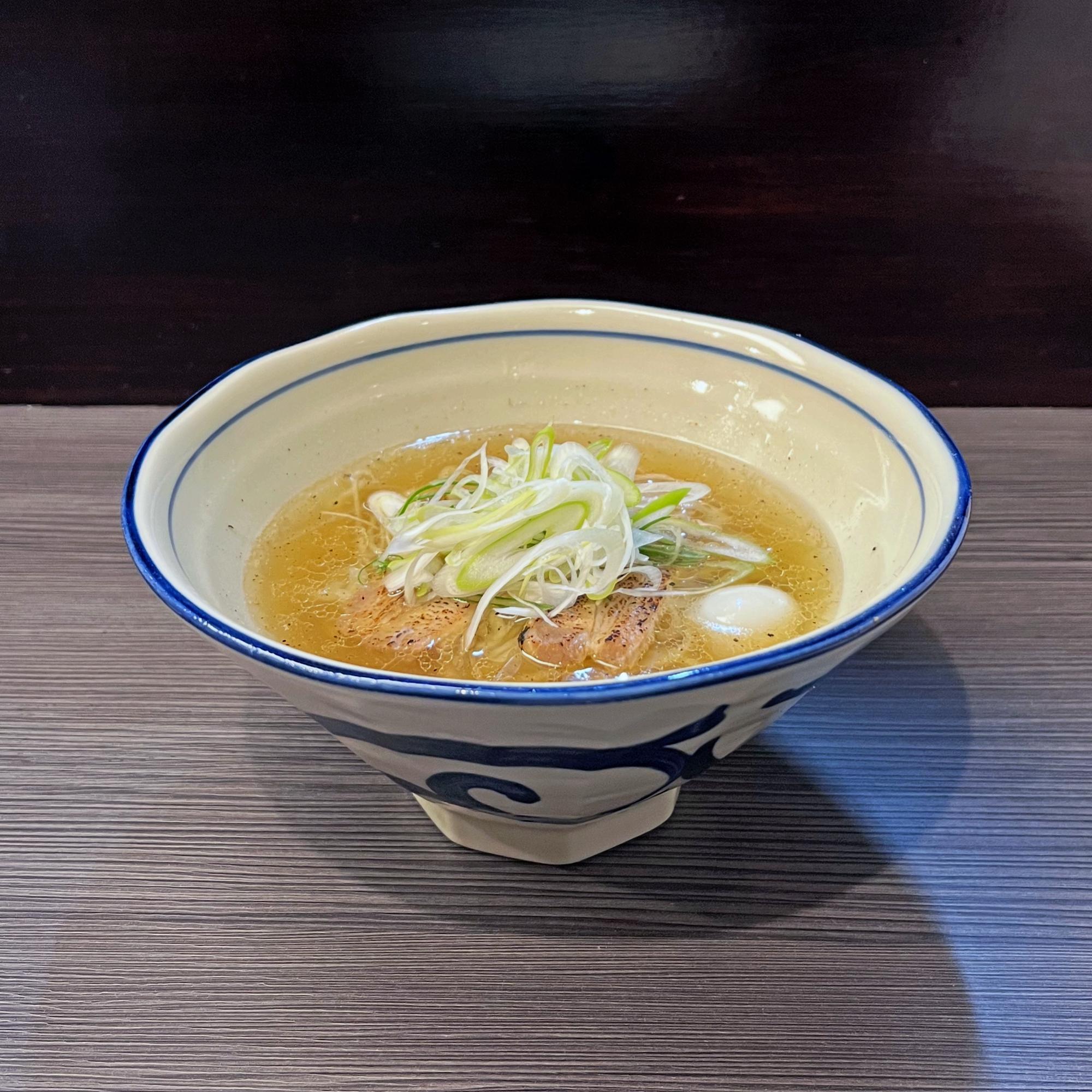 塩へのこだわりが半端ない焼鳥屋さんだからこその絶品塩ラーメン