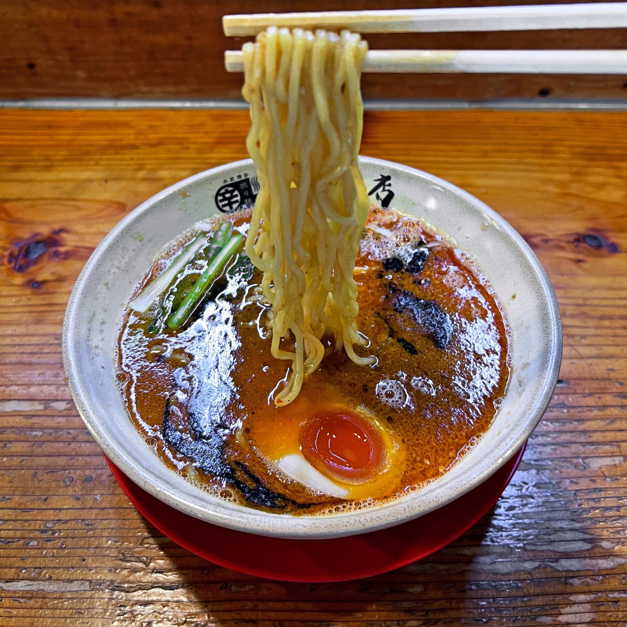 地元の人たちを魅了する豚骨の薫る博多担々麺の名店《担々麺と