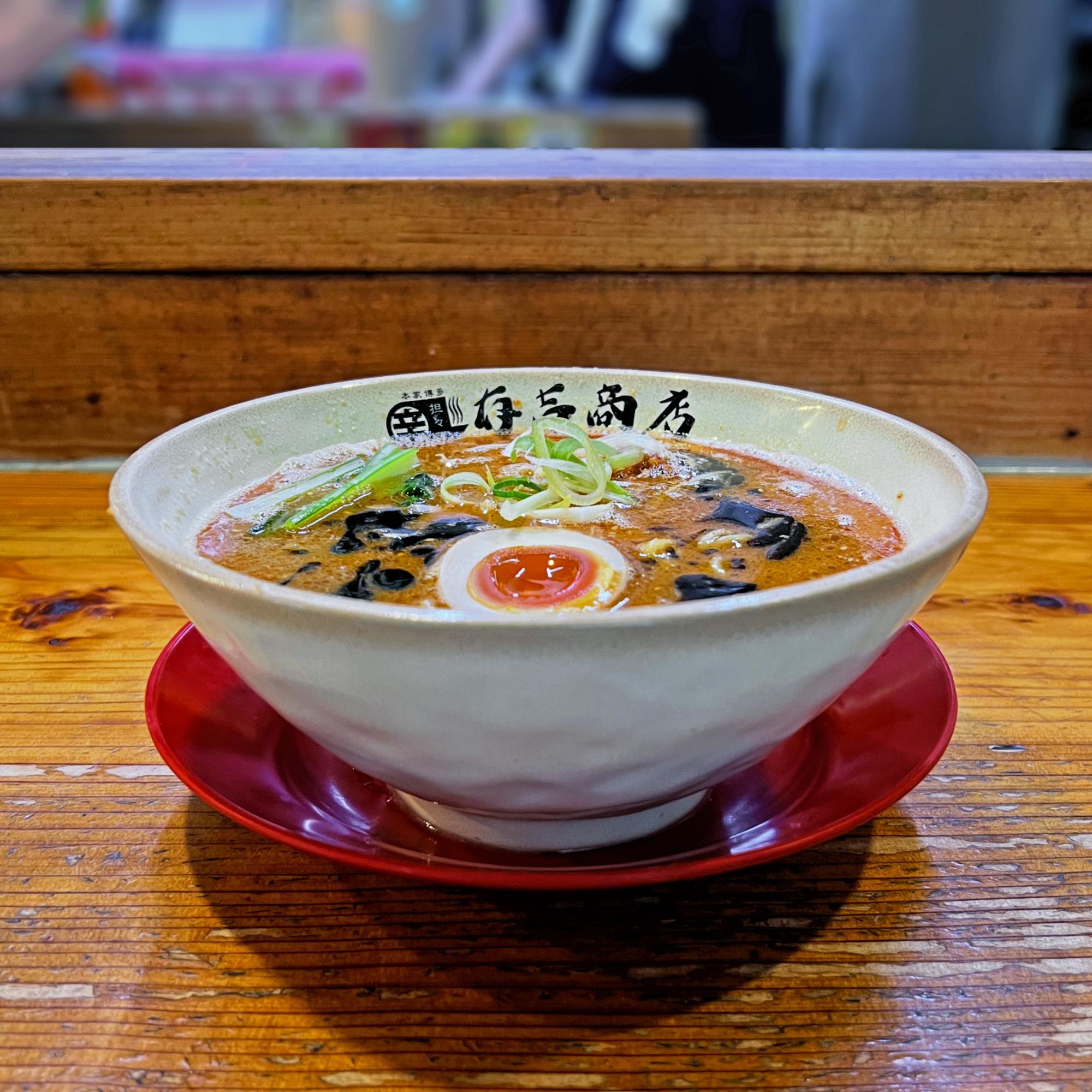 地元の人たちを魅了する豚骨の薫る博多担々麺の名店《担々麺と