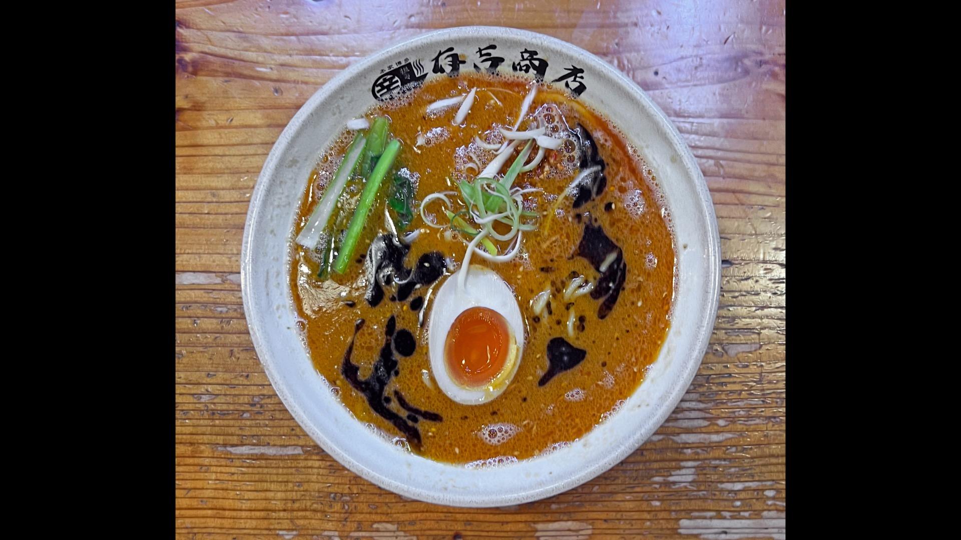 地元の人たちを魅了する豚骨の薫る博多担々麺の名店《担々麺と