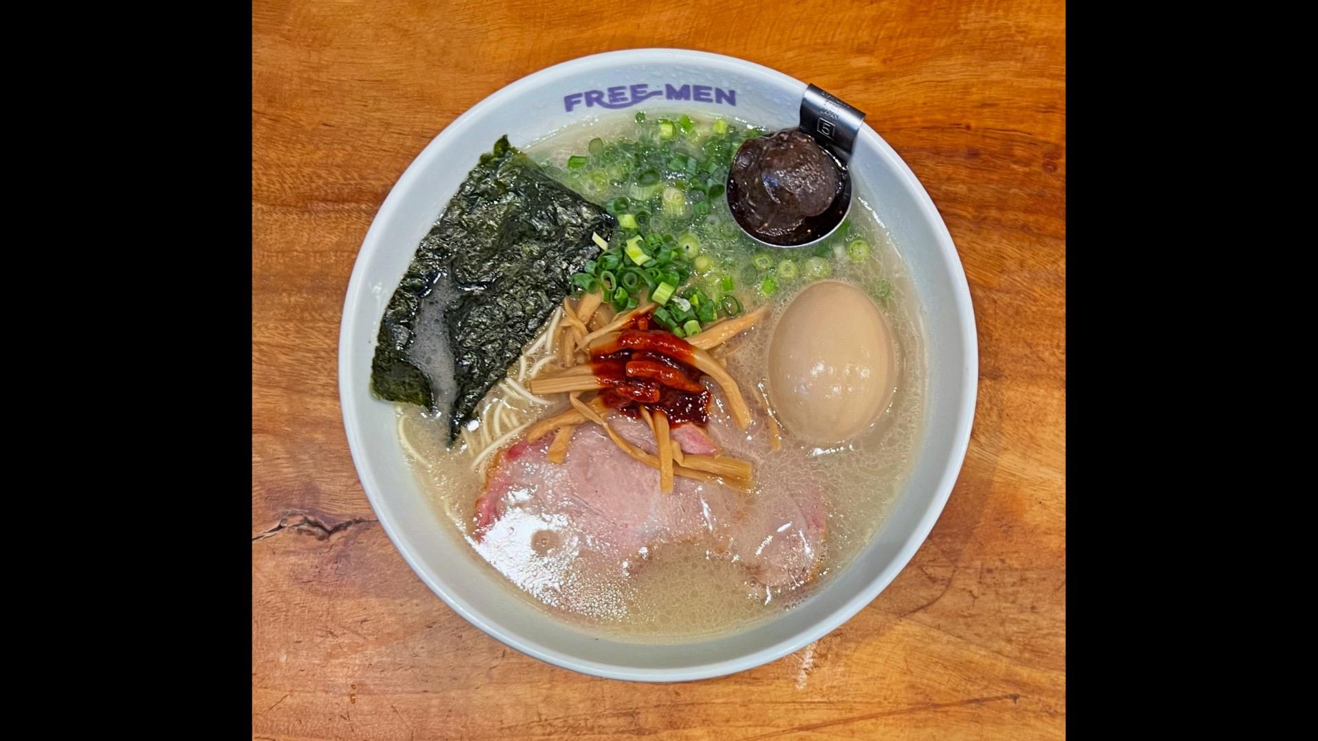 豚骨ラーメン 開店と同時に満車・満席になる人気豚骨ラーメン店《開業から僅か